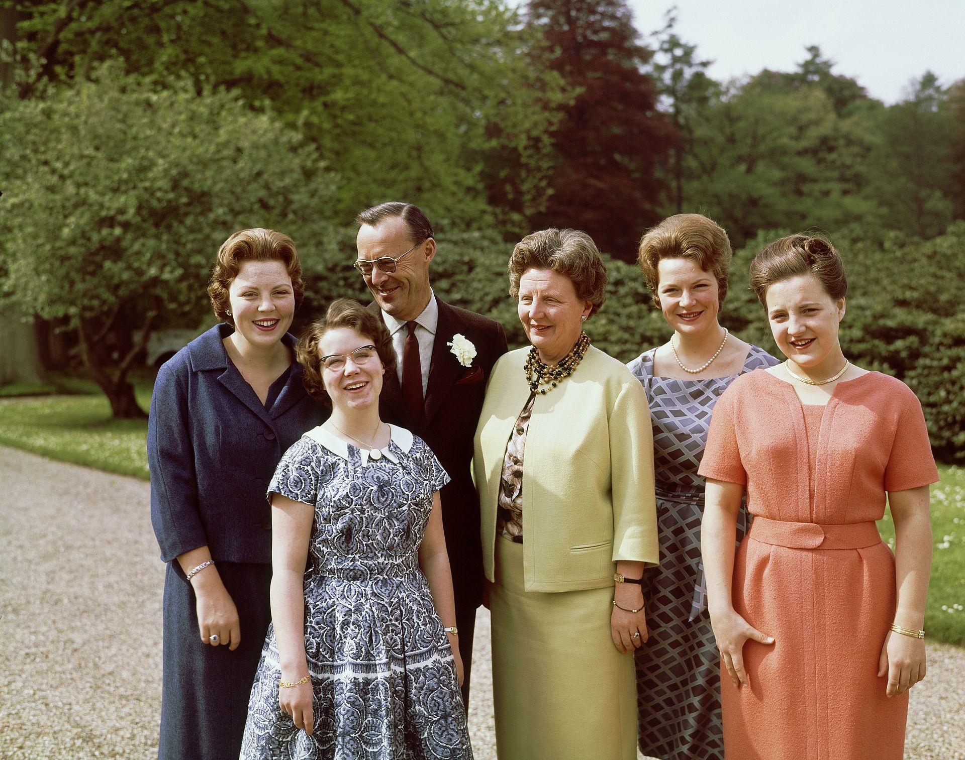Een zomerse foto van de koninklijke familie uit 1961. V.l.n.r. zien we de prinsessen Beatrix en
