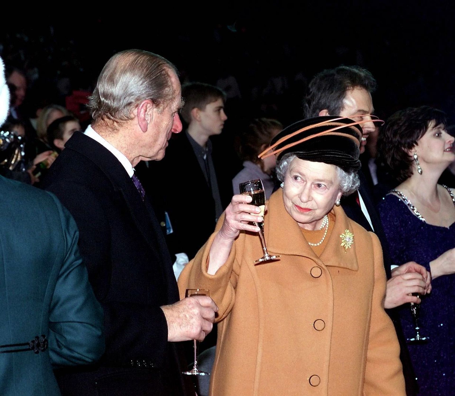 Op naar het nieuwe jaar! Koningin Elizabeth heft haar champagneglas op naar prins Philip om kort voor middernacht 31 december 1999 te proosten op het nieuwe millennium