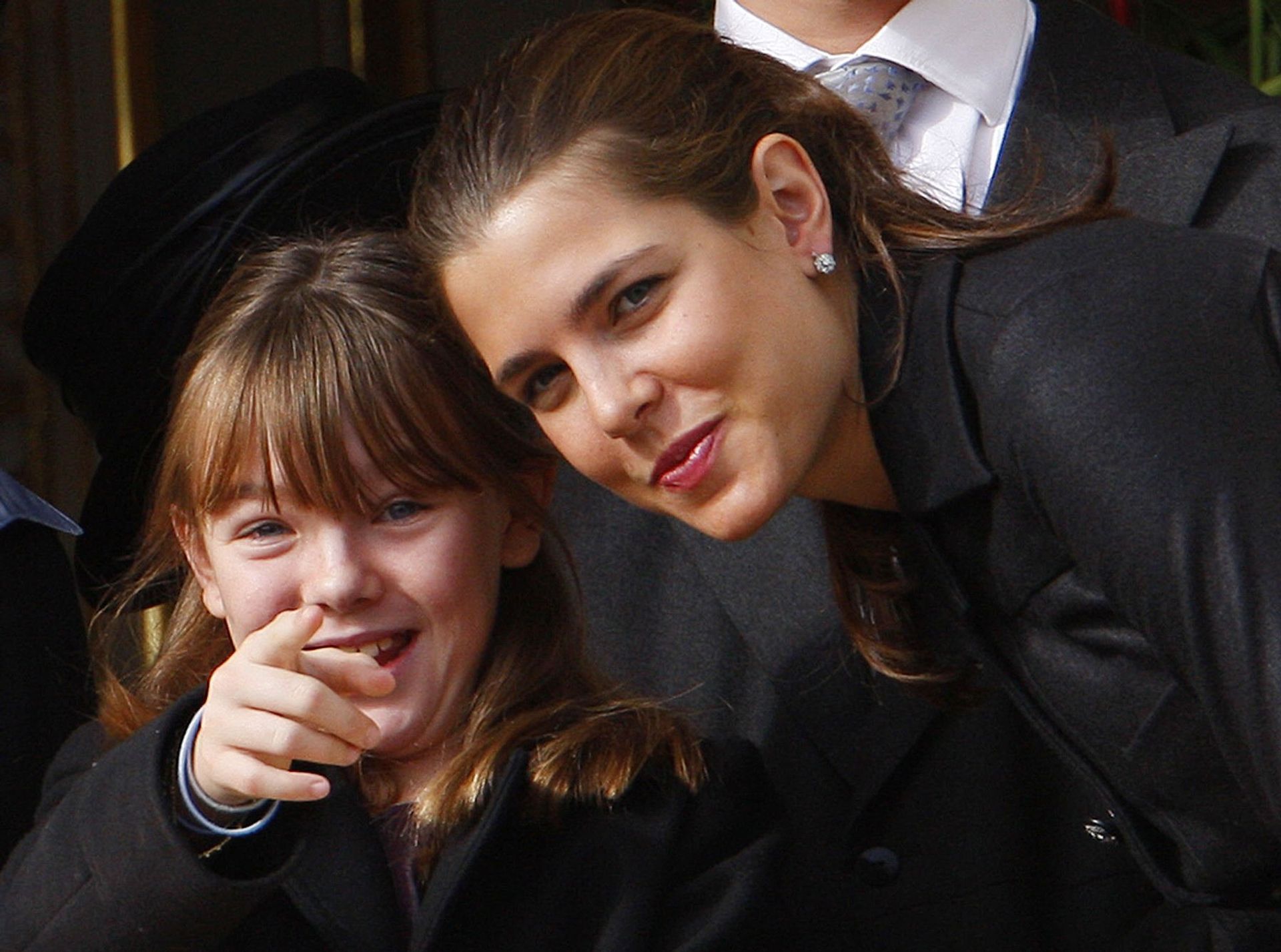 Alexandra met haar halfzus Charlotte in 2009.