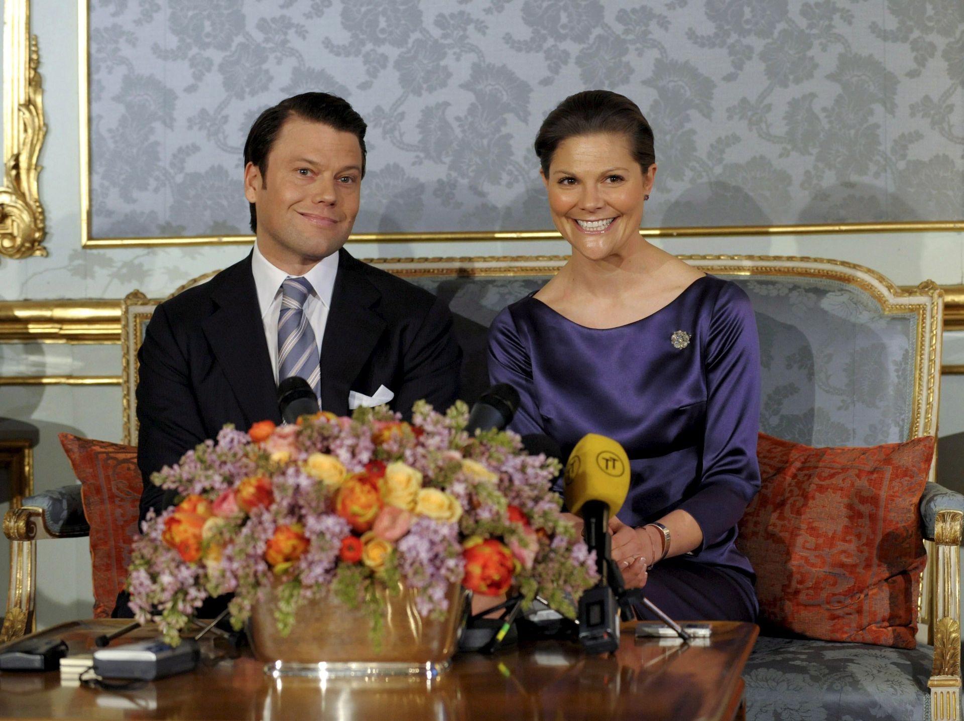 Prinses Victoria en haar verloofde Daniel staan de Zweedse pers te woord nadat ze hun verloving aangekondigd hebben in 2009.