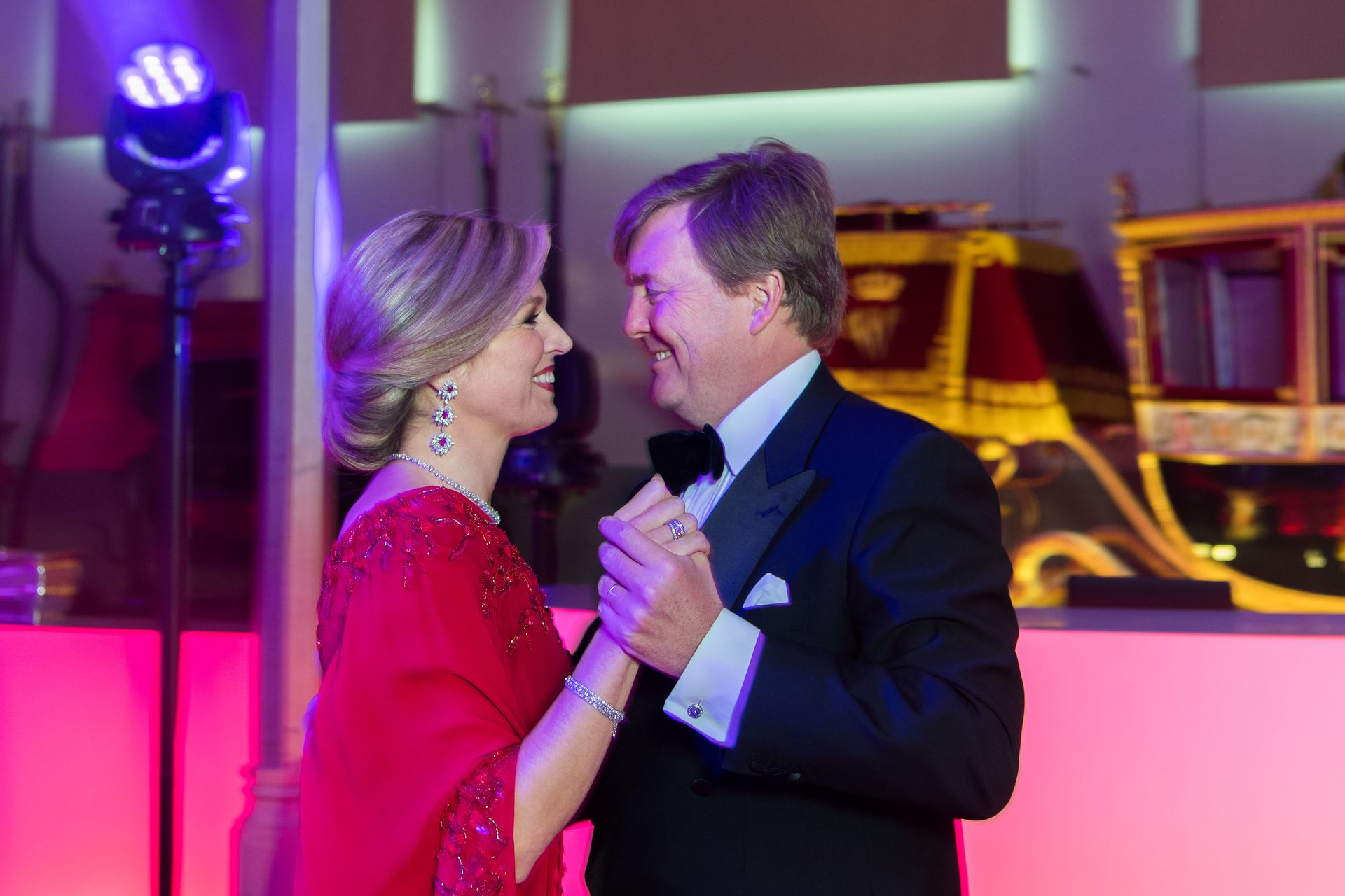 Koning Willem-Alexander en koningin Máxima in Het Koninklijk Staldepartement tijdens een privéfeest
