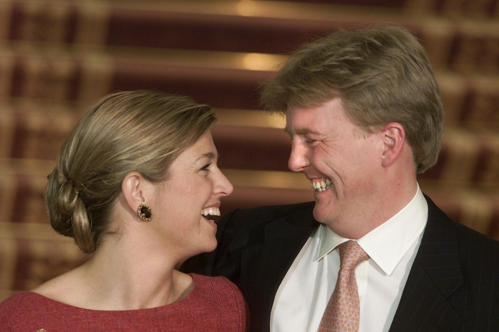 Verloofd! Willem-Alexander en Máxima poseerden voor de pers op Paleis Noordeinde in Den Haag (2001).