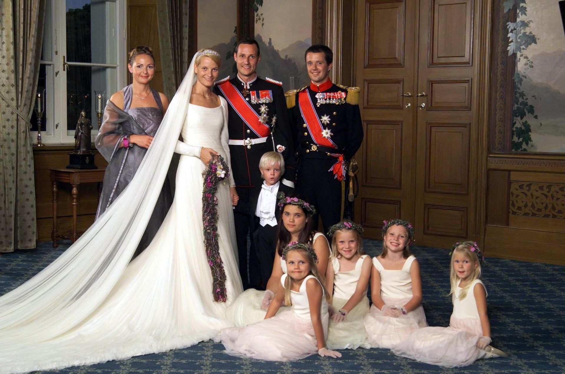 Mette-Marit trouwde in 2001 met de Noorse prins Haakon. Bijzonder bij haar bruidsjurk was het lange,