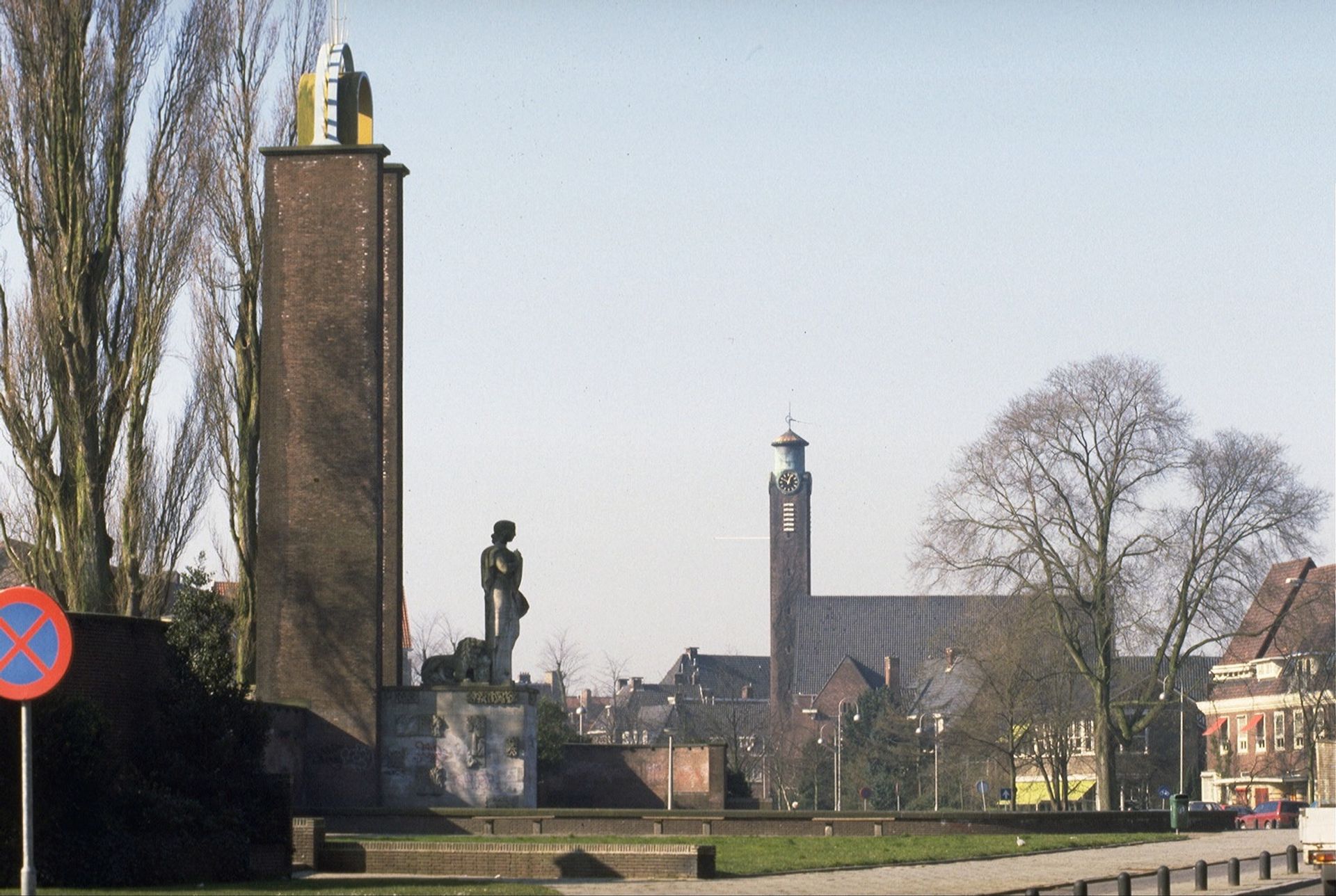 Het Van Heutz-monument in Amsterdam.