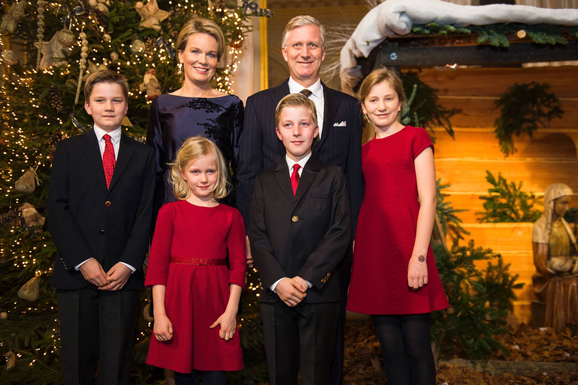 Filip en Mathilde met hun gezin bij het jaarlijkse kerstconcert op het paleis van Brussel.