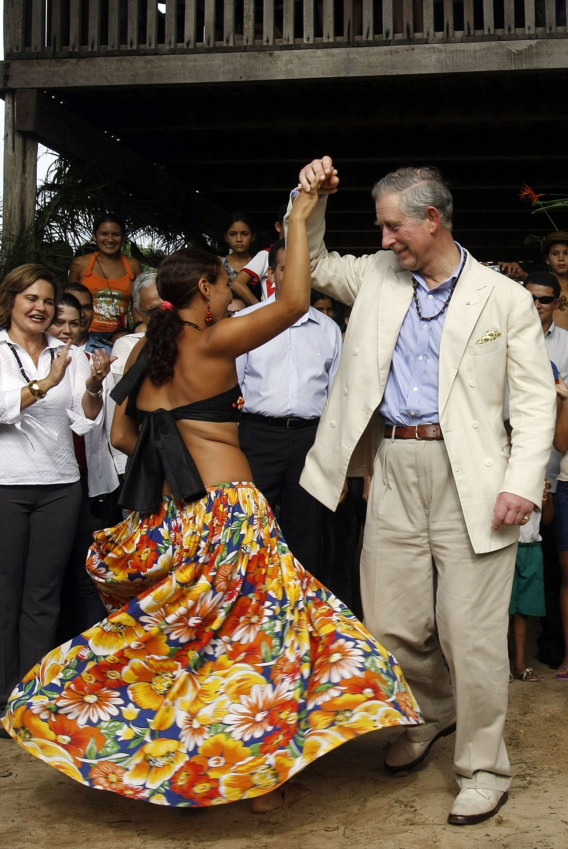 Tijdens een bezoek aan Brazilië in 2009 danst Charles enthousiast mee met een traditionele dans.