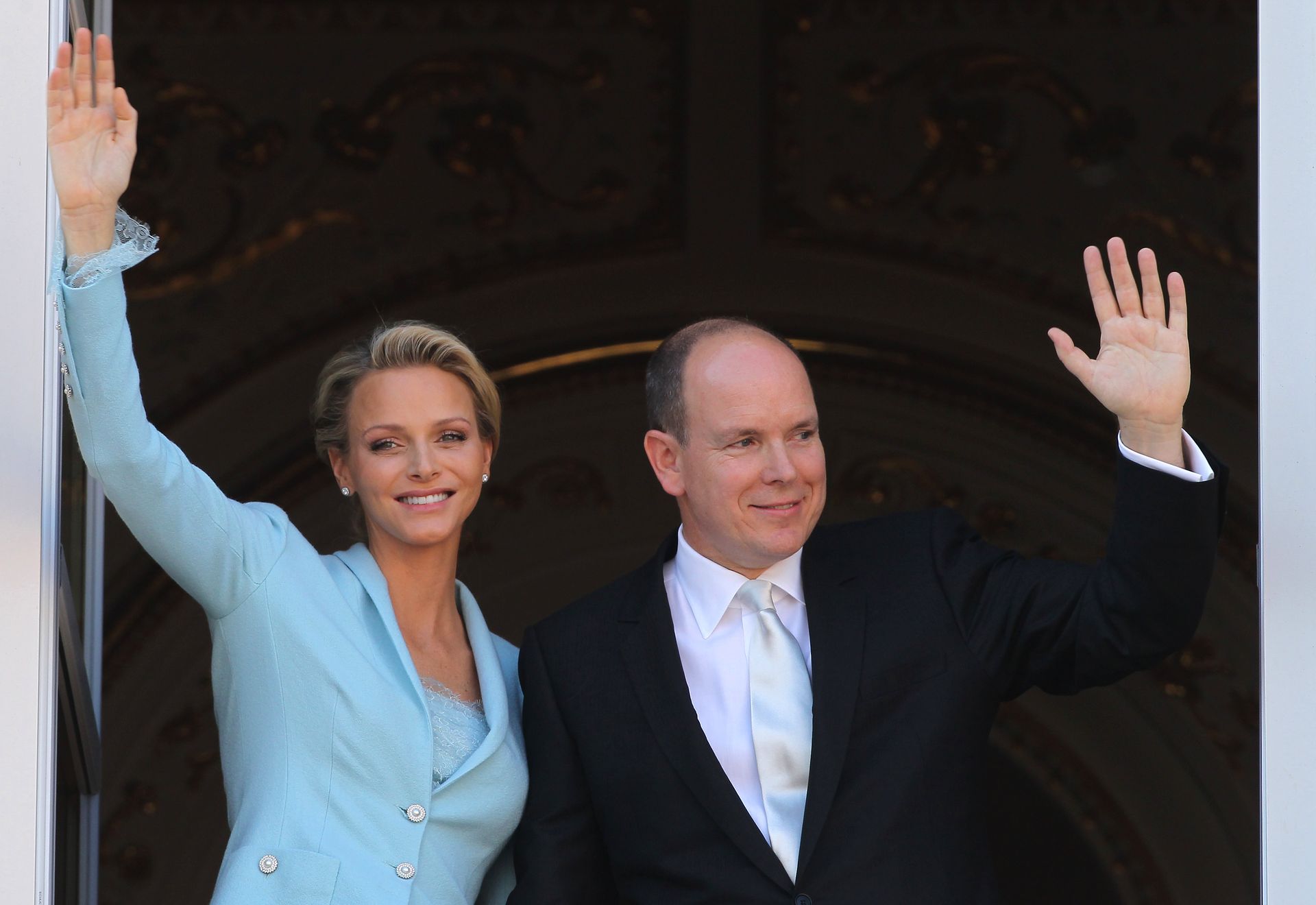 Charlène en Albert na hun burgerlijk huwelijk op het balkon van het prinselijk paleis. Charlène draagt 'Charlene blue', ontworpen door Karl Lagerfeld.