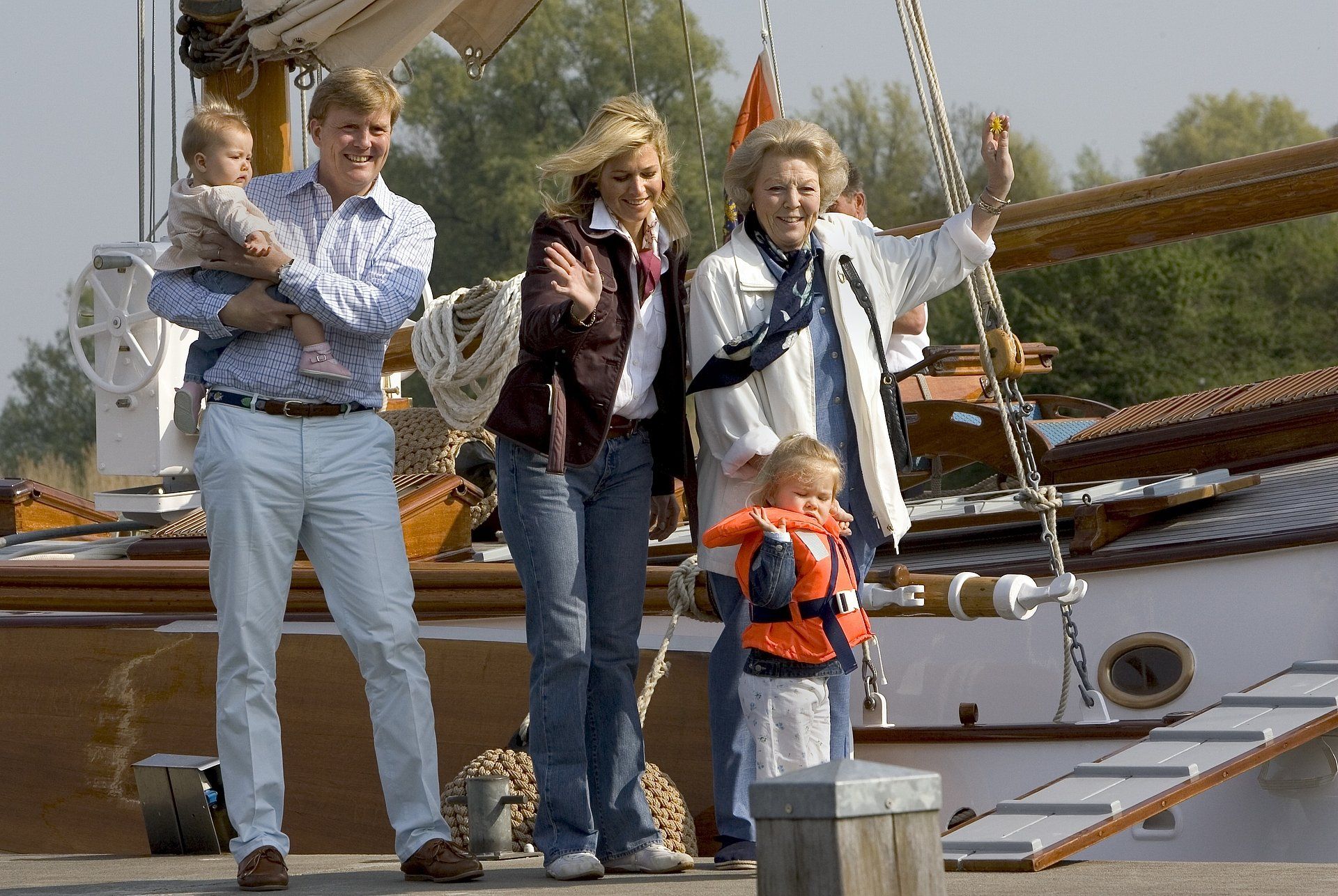 Het gezin vaart graag pop de Groene Draek, de boot van prinses Beatrix, hier in 2006.
