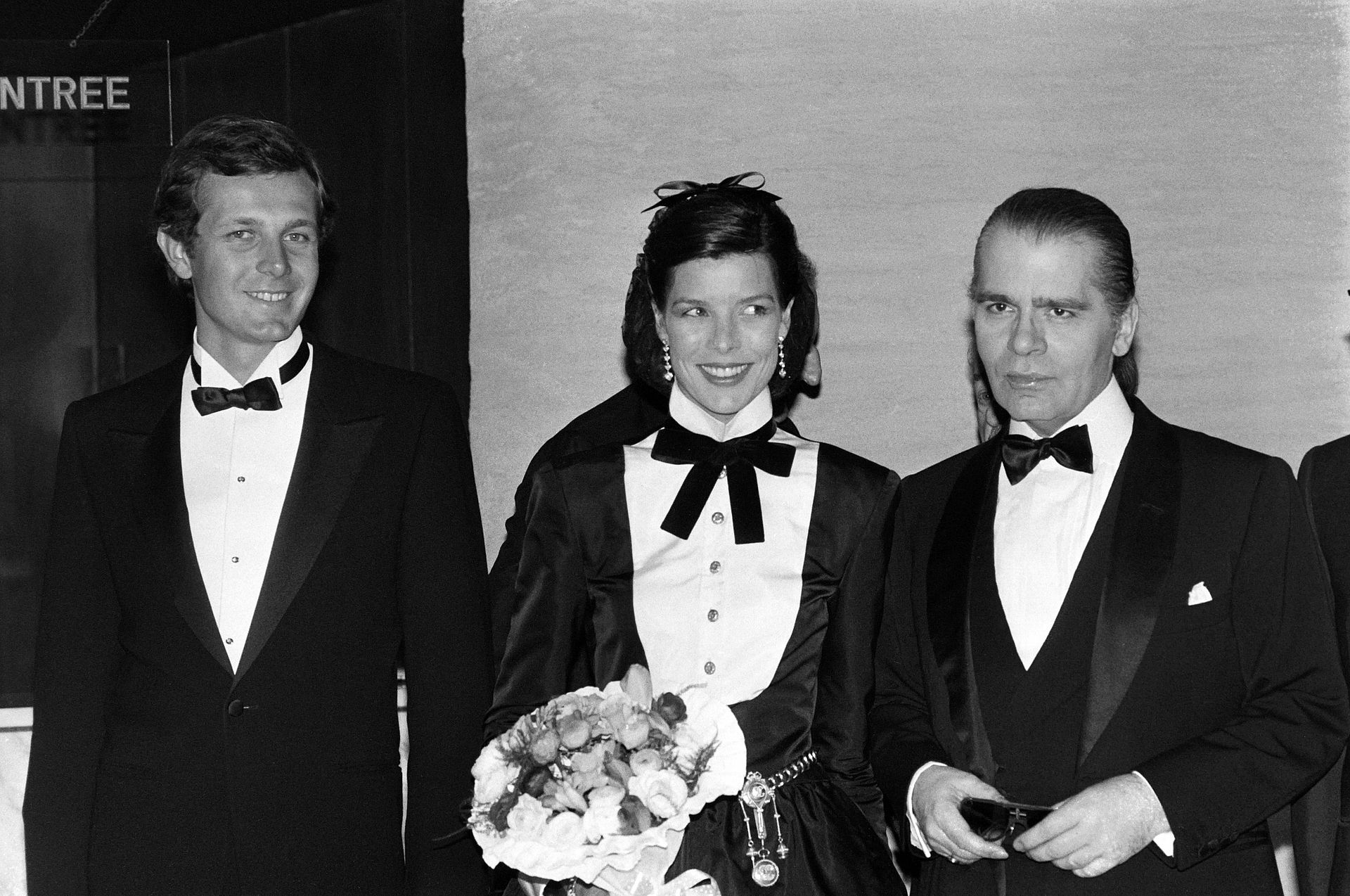 Prinses Caroline met links haar echtgenoot Stefano Casiraghi (de vader van Charlotte), en rechts Karl Lagerfeld in 1985.