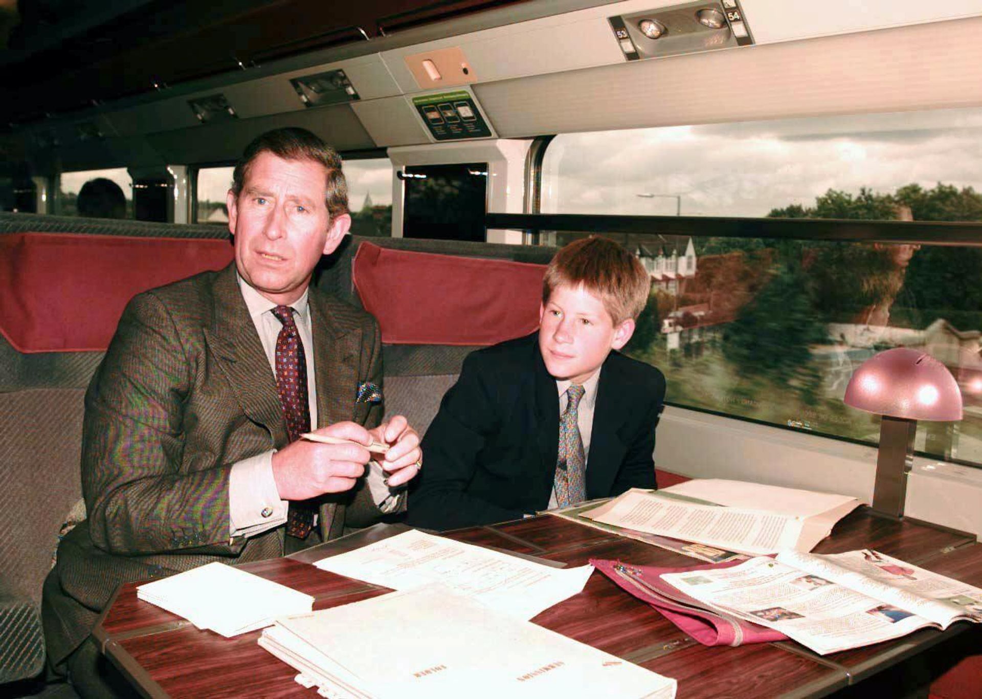 26 juni 1998: Prins Charles met een jonge Harry.
