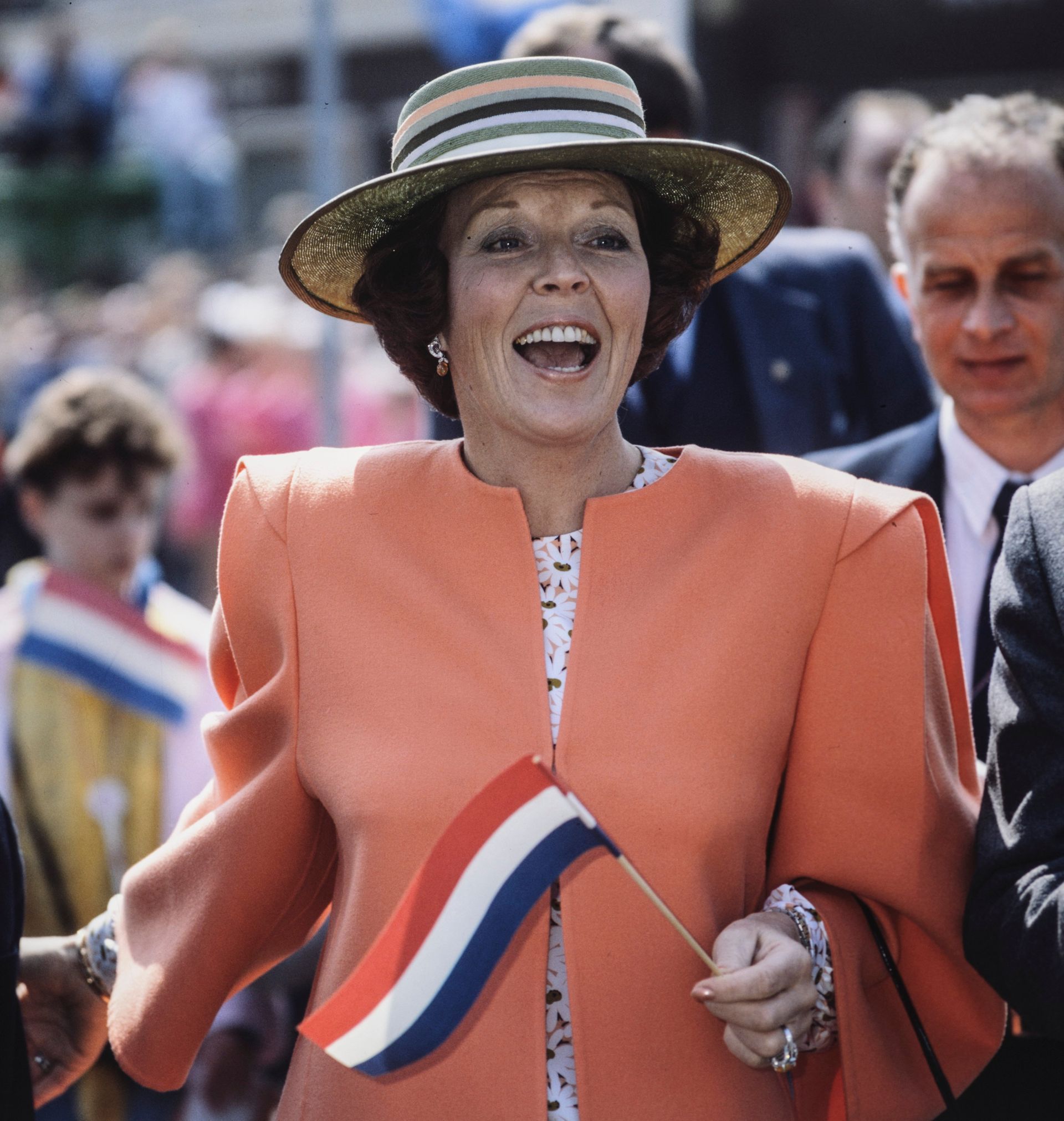 Koninginnedag 1986 in het Noord-Brabantse Deurne en Limburgse Meijel. De koningin is in een wel heel
