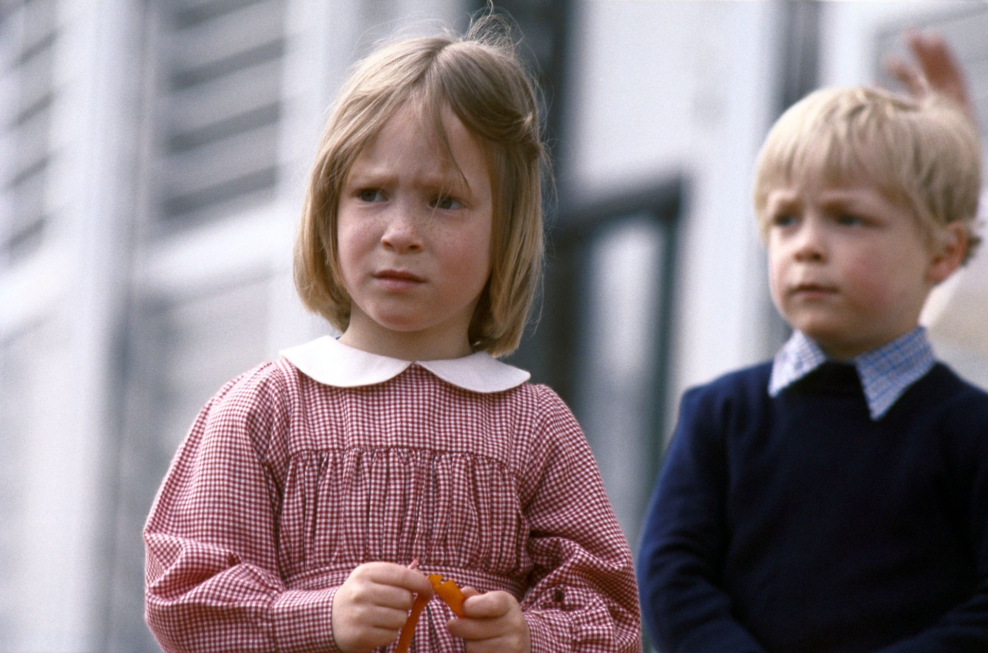 Soestdijk: prinses Margarita met op de achtergrond haar broertje prins Jaime, 1978.