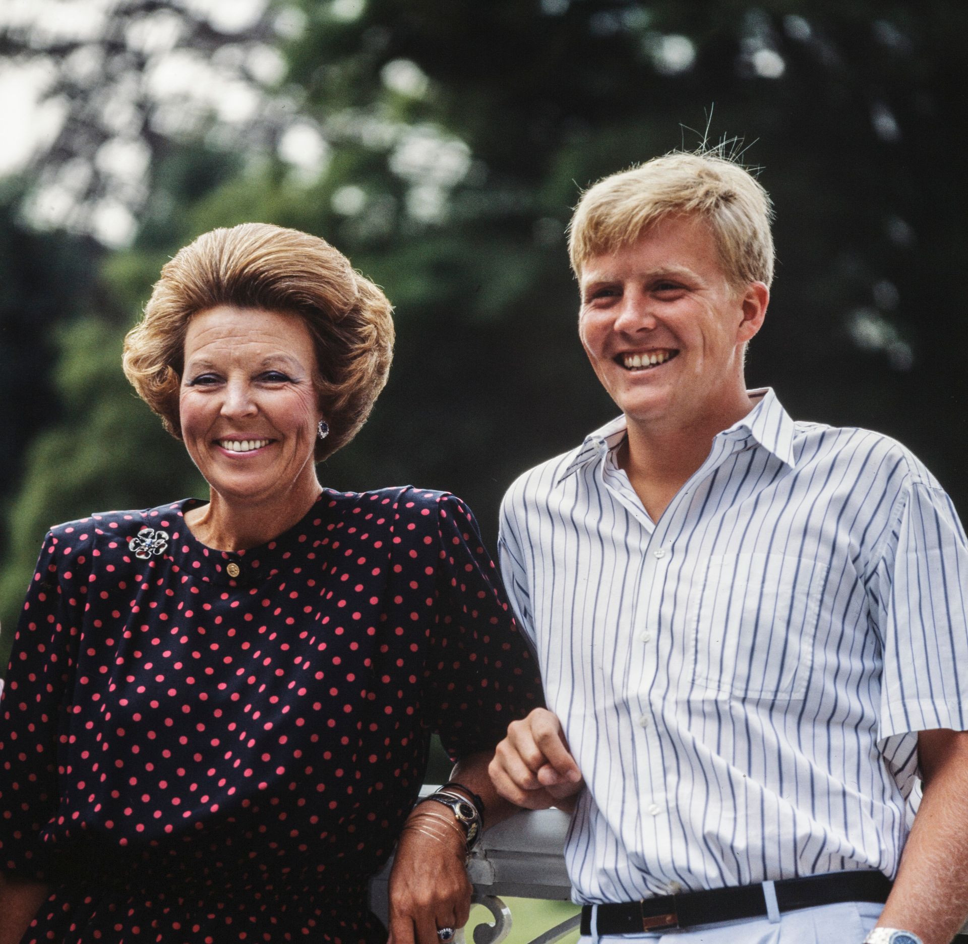 In de zomer van 1990 poseert de 23-jarige Willem-Alexander met zijn moeder koningin Beatrix.