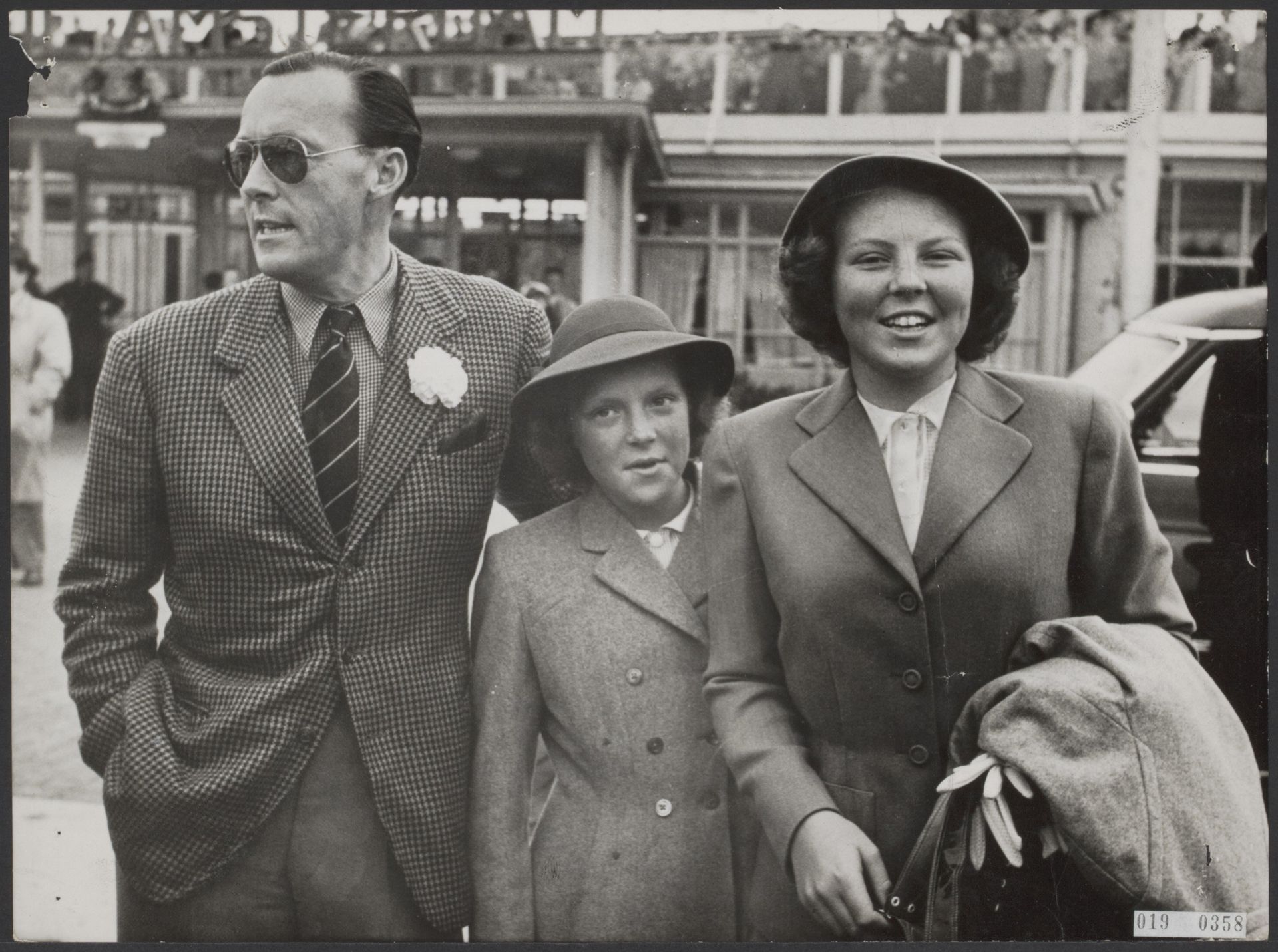 Augustus 1953: prinses Irene te midden van haar vader prins Bernhard en haar zus prinses Beatrix. De