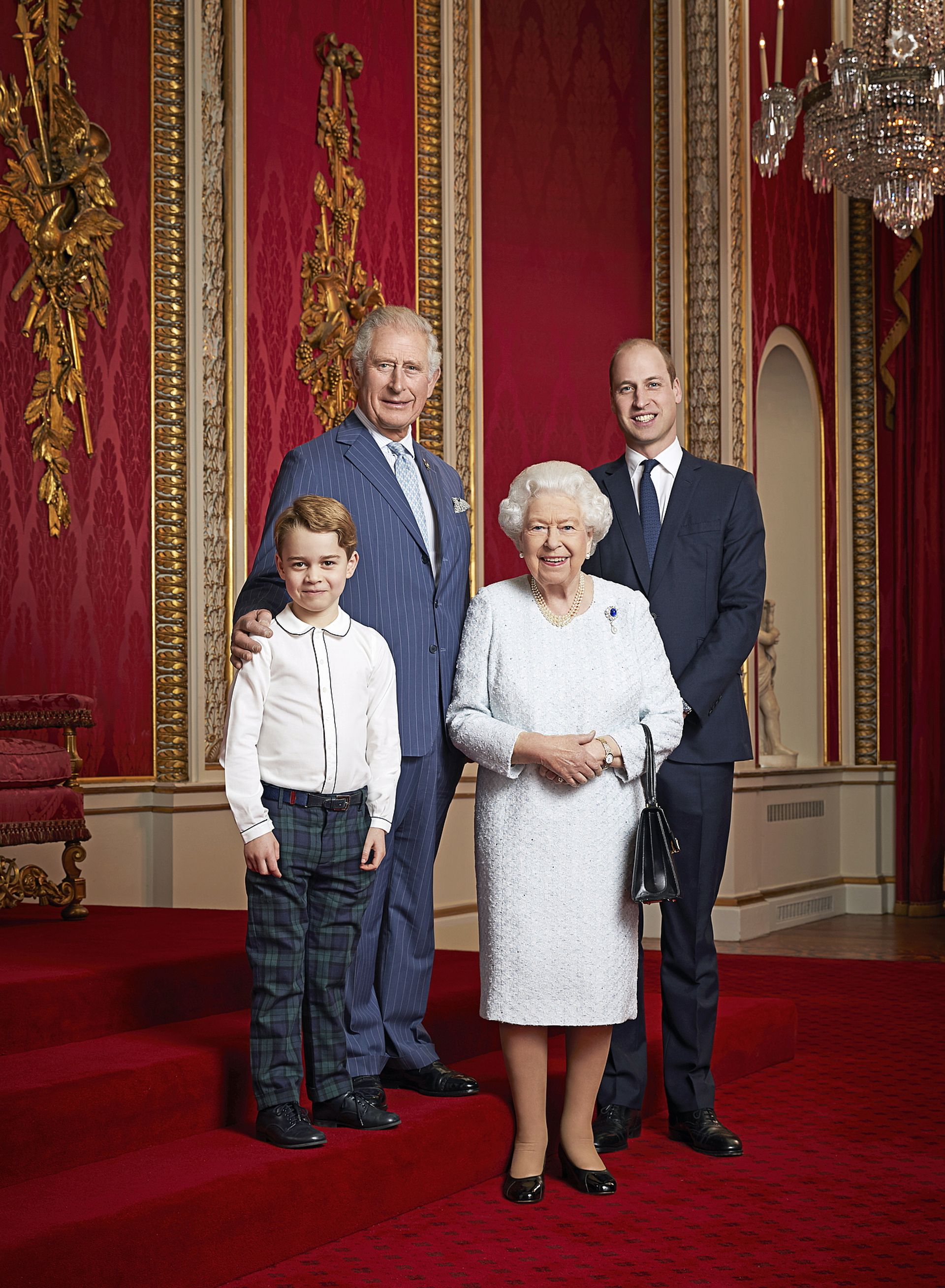 Koningin Elizabeth en de drie prinsen in de lijn van troonopvolging: prins Charles, prins William en