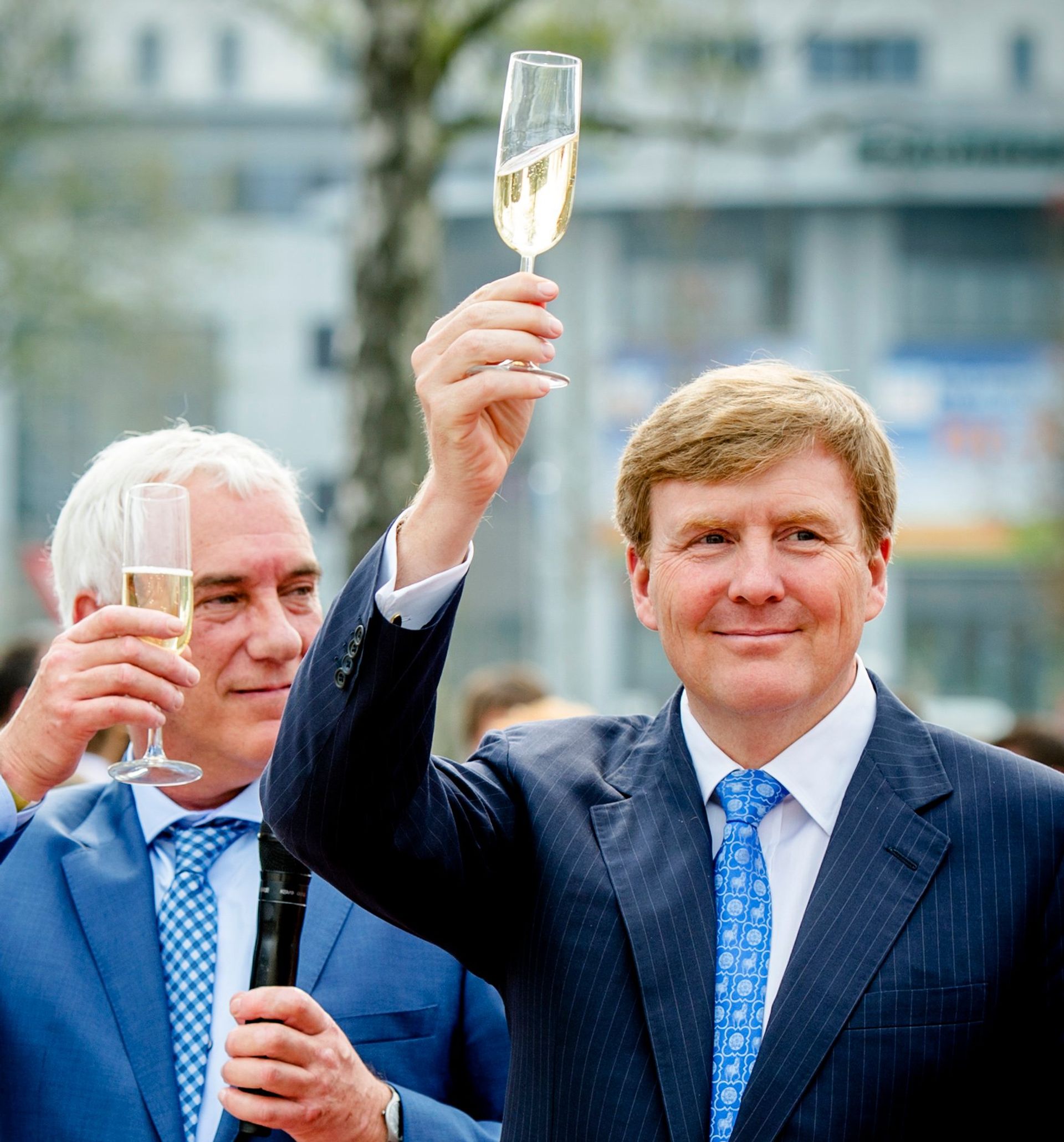 Willem- Alexander en directeur BTC-Twente Rob tijdens de opening van innovatiecentrum The Gallery (2014).