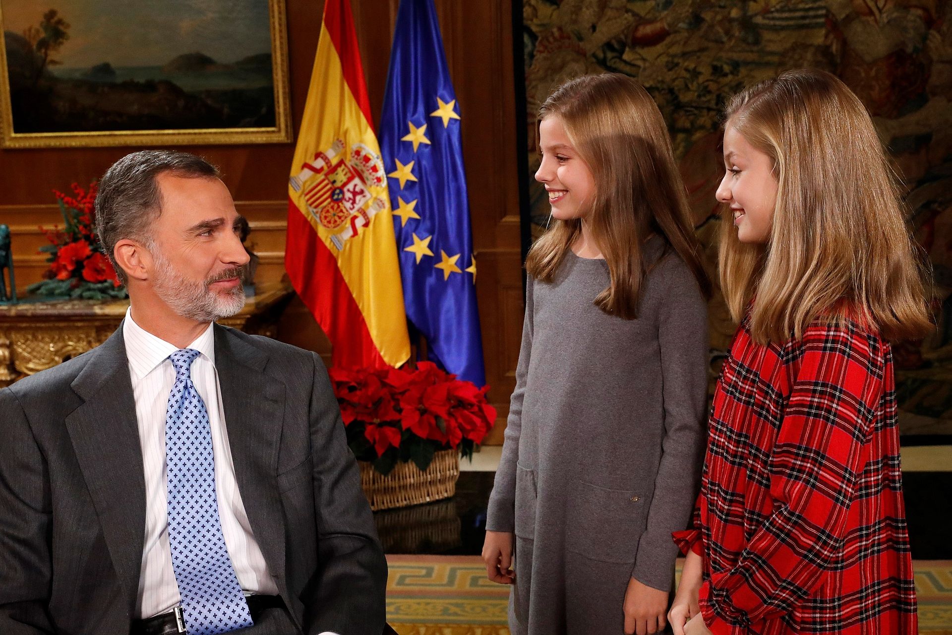 Koning Felipe met zijn dochters, tijdens de opname van de toespraak in 2017.