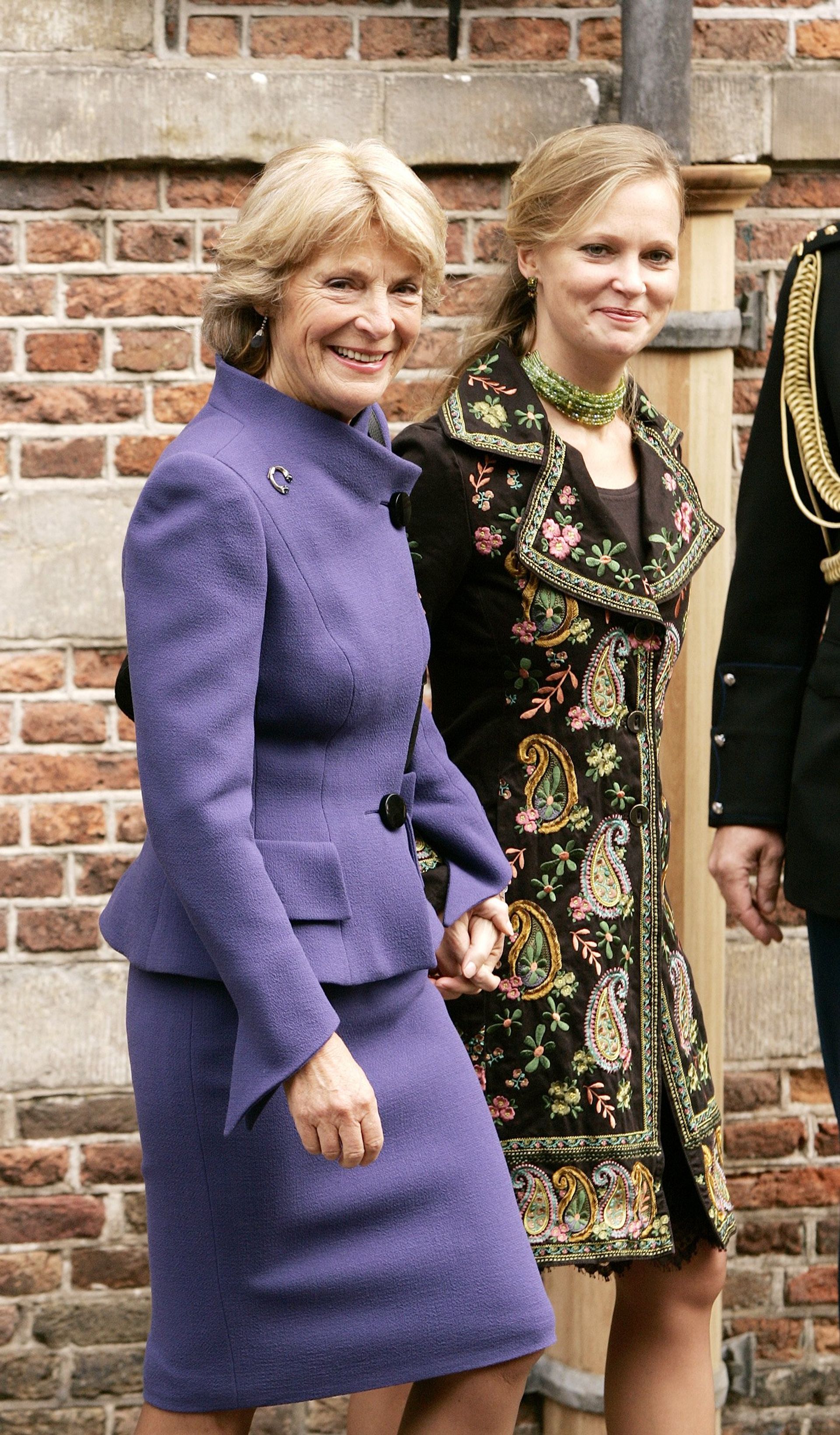 Prinses Carolina met haar moeder bij het burgerlijk huwelijk van prins Floris en Aimée Söhngen, 20 oktober 2005.