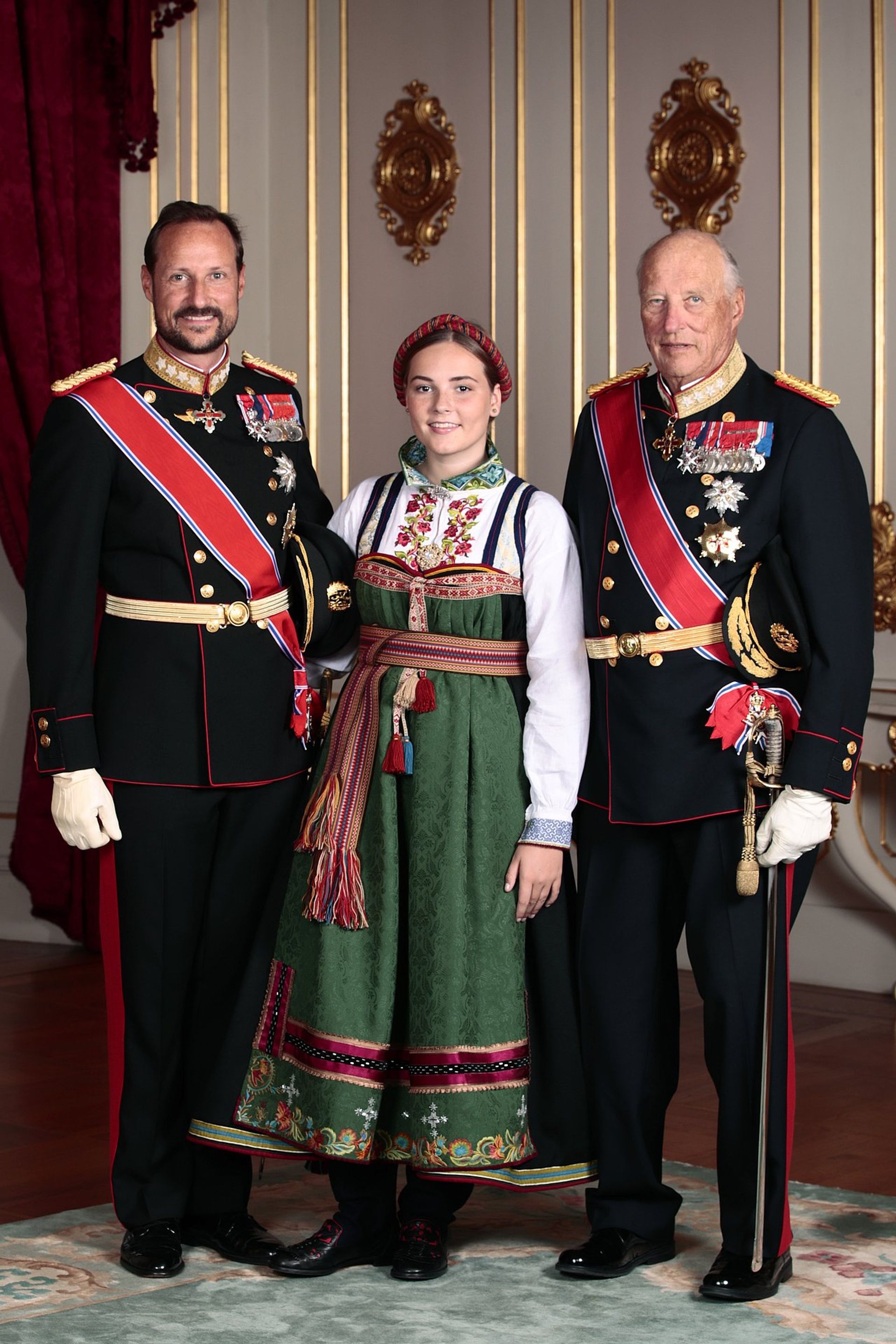 2019: Harald met zijn twee opvolgers kroonprins Haakon en diens dochter prinses Ingrid Alexandra.