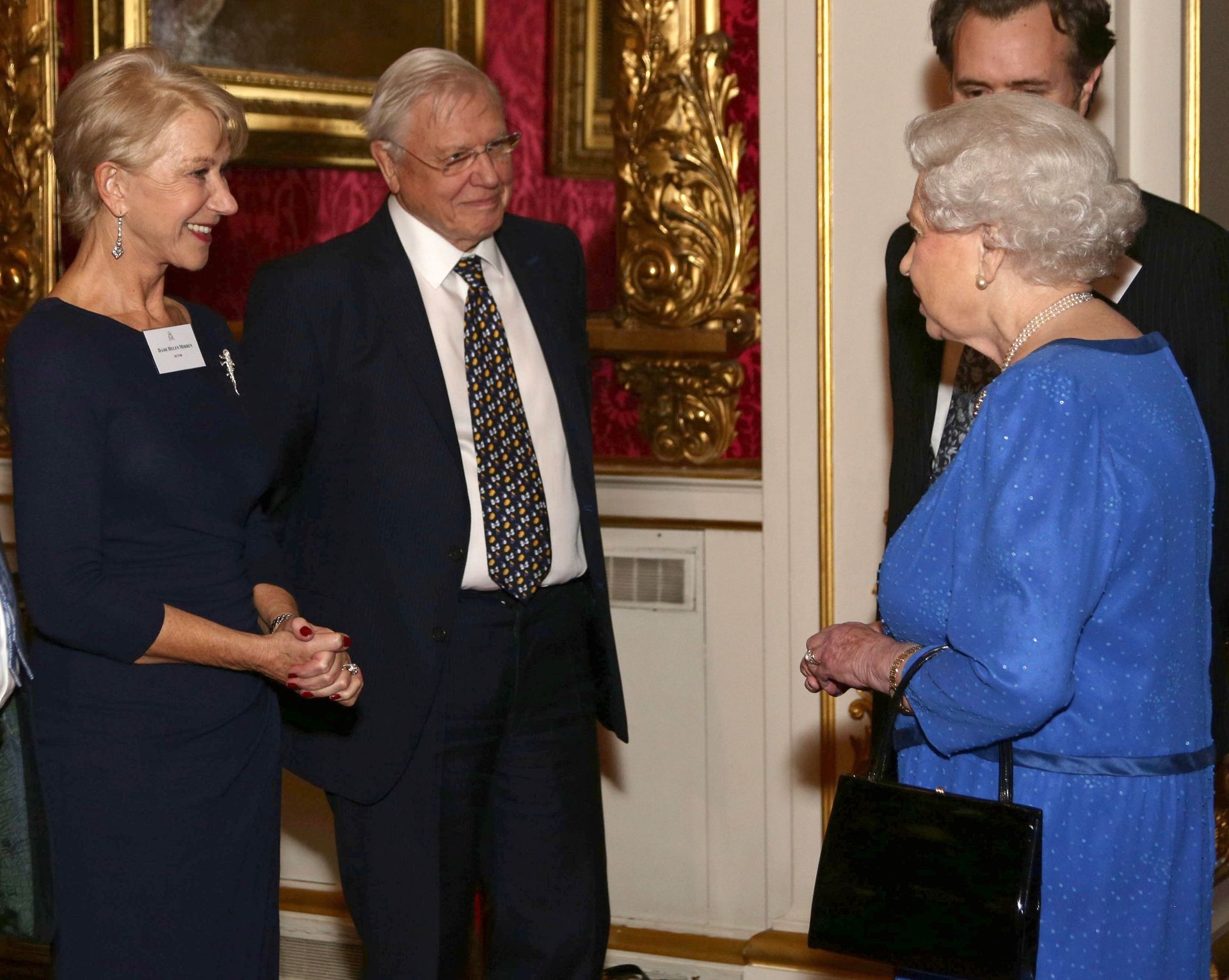 Helen Mirren (links) als genodigde op een theekransje van koningin Elizabeth.