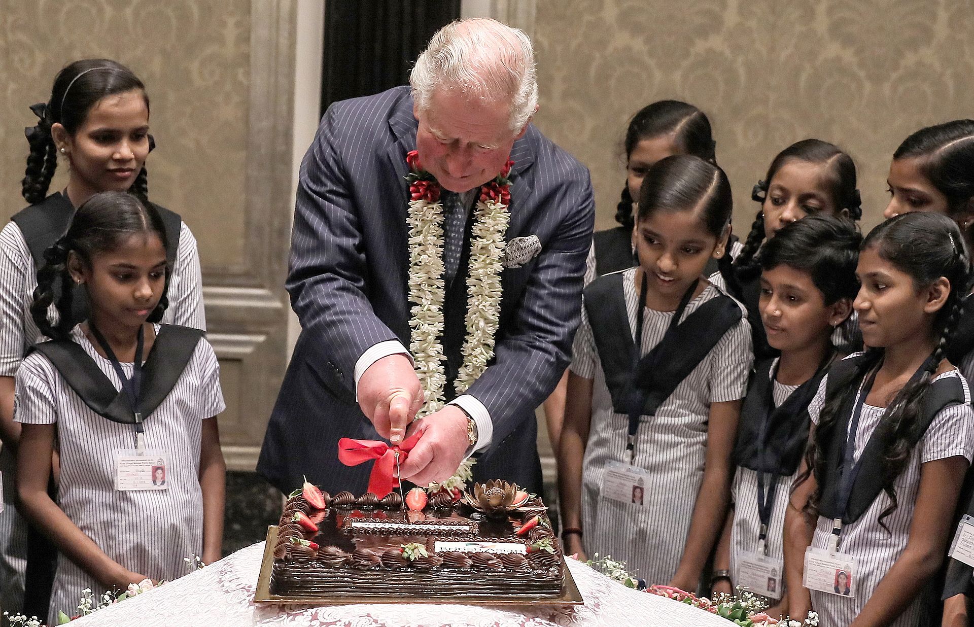 In 2019 snijdt Charles de taart aan in India op zijn 71e verjaardag.