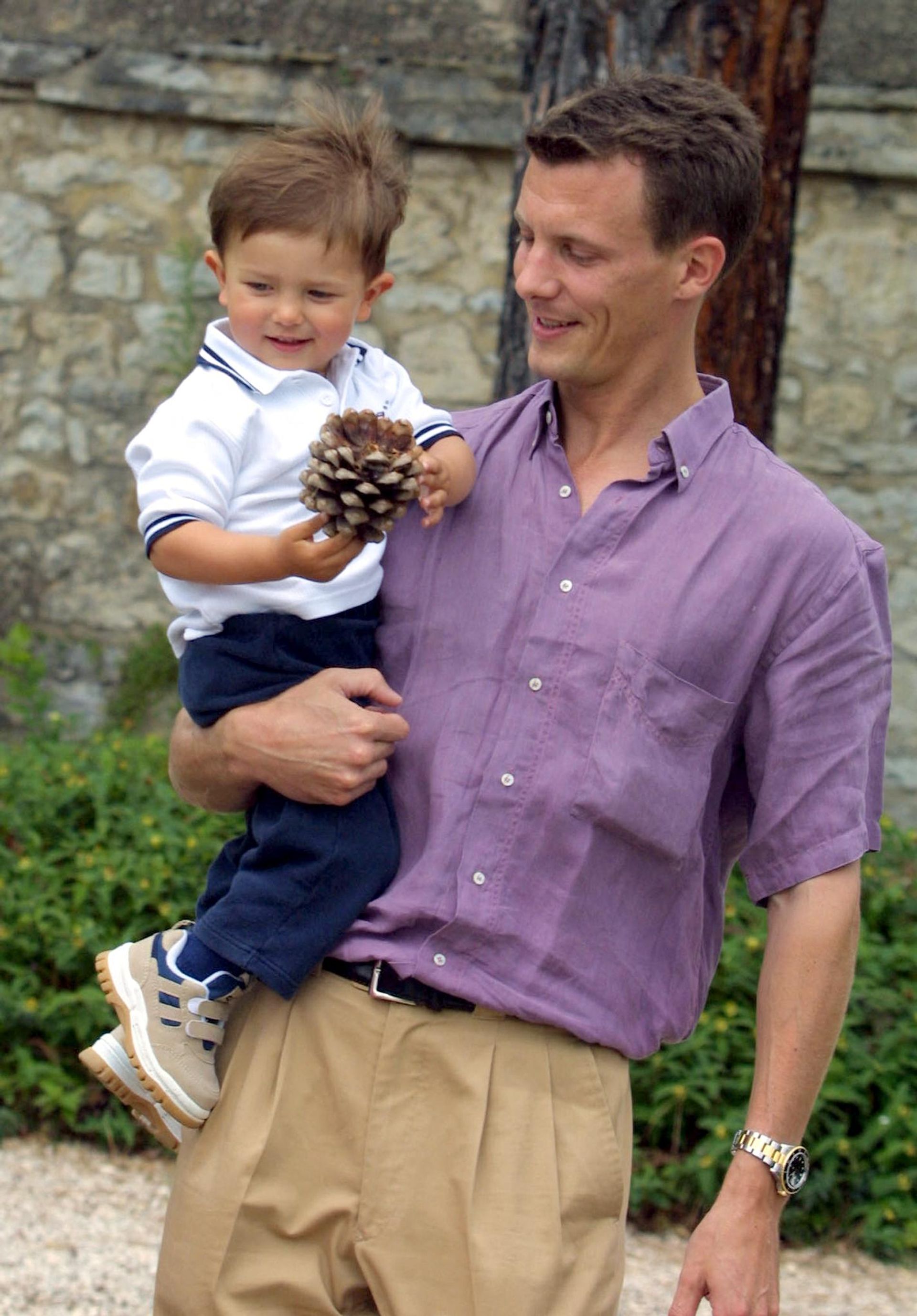 Prins Joachim met Nikolai tijdens een fotosessie op Château de Cayx, het zomerverblijf van de Deense