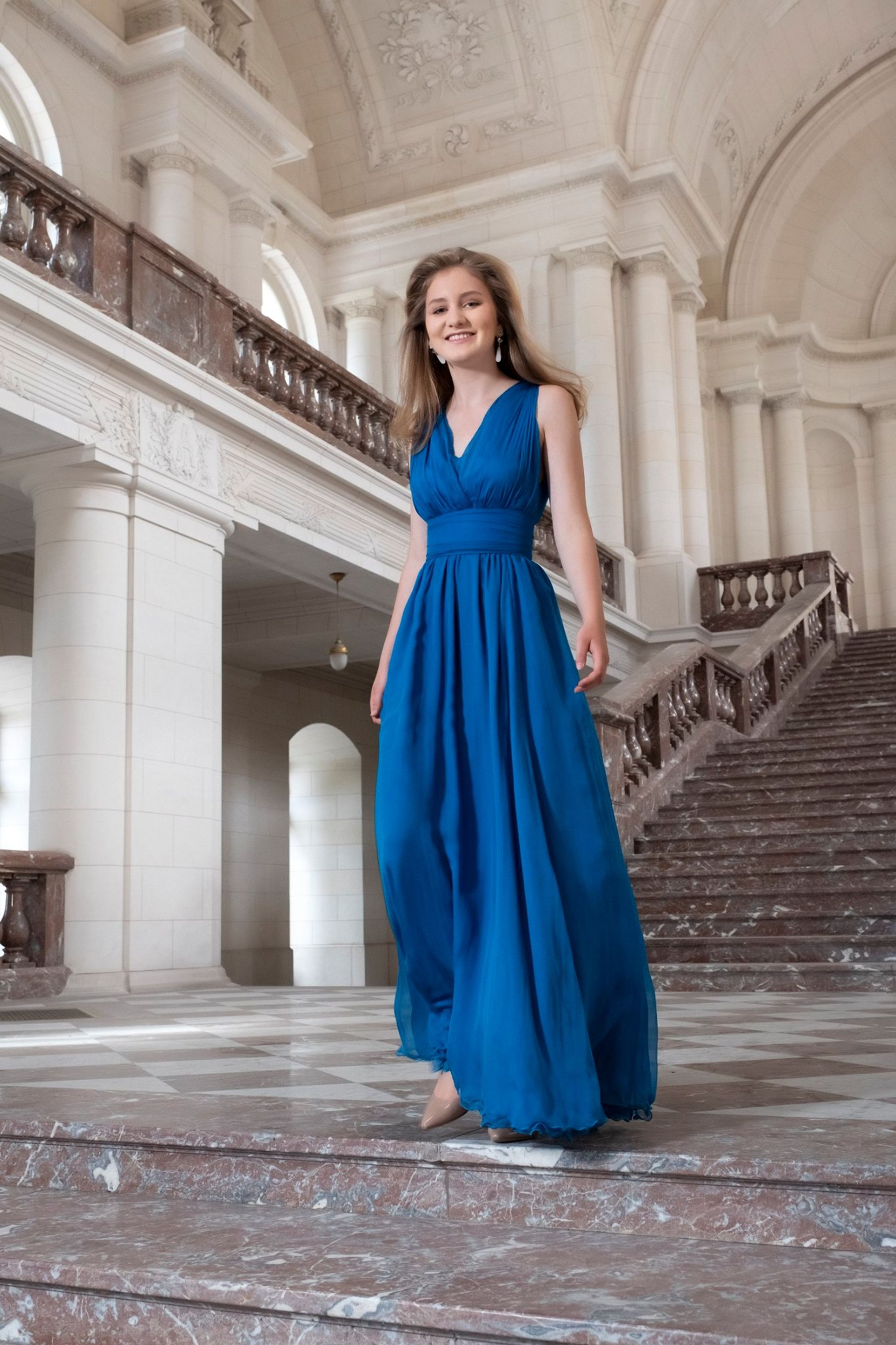 Vorig jaar deelde het Belgische koningshuis deze prachtige foto van Elisabeth in een blauwe jurk,