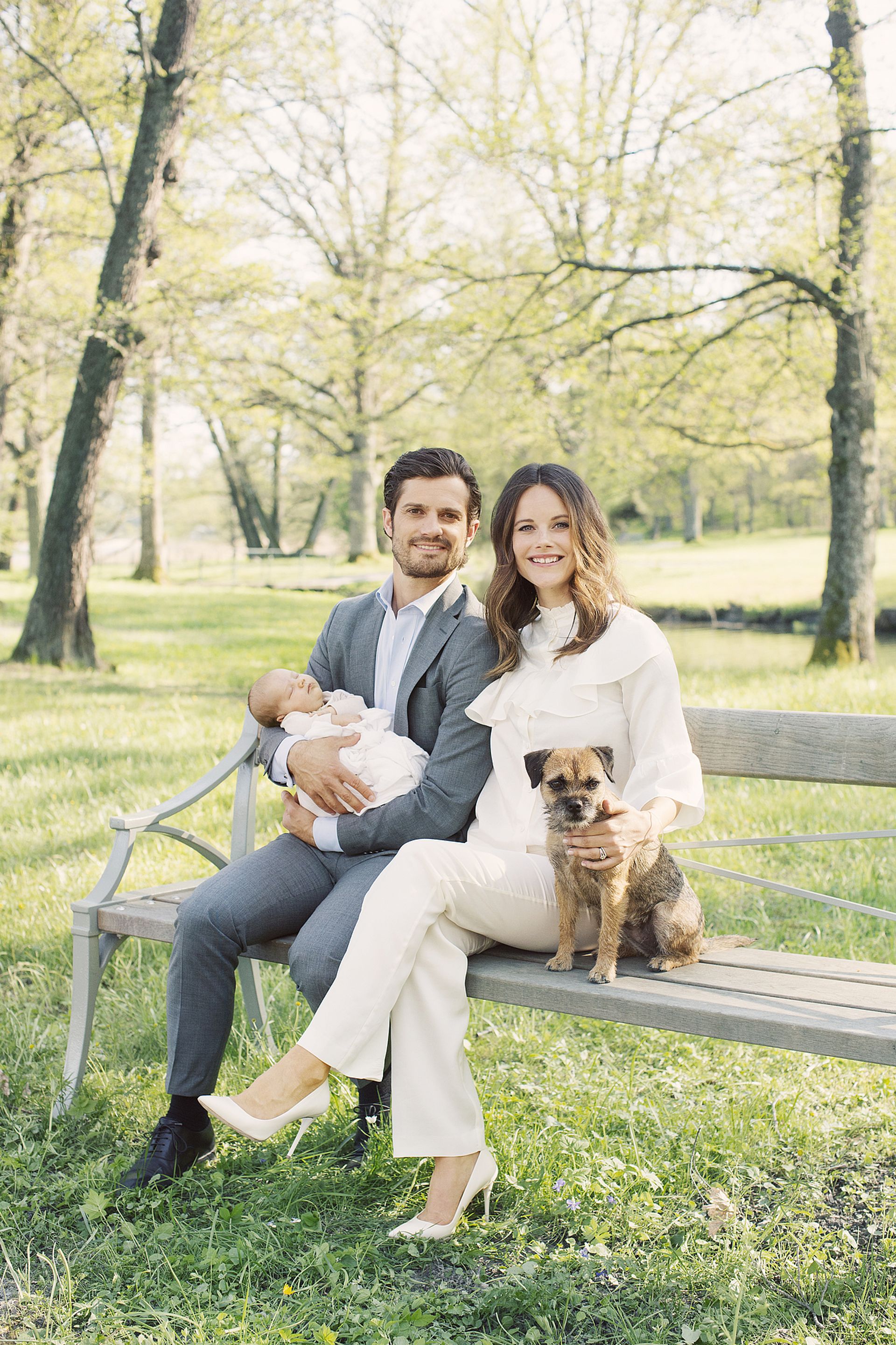 Prins Carl-Philip en prinses Sofia met pasgeboren prins Alexander en hondje Siri.