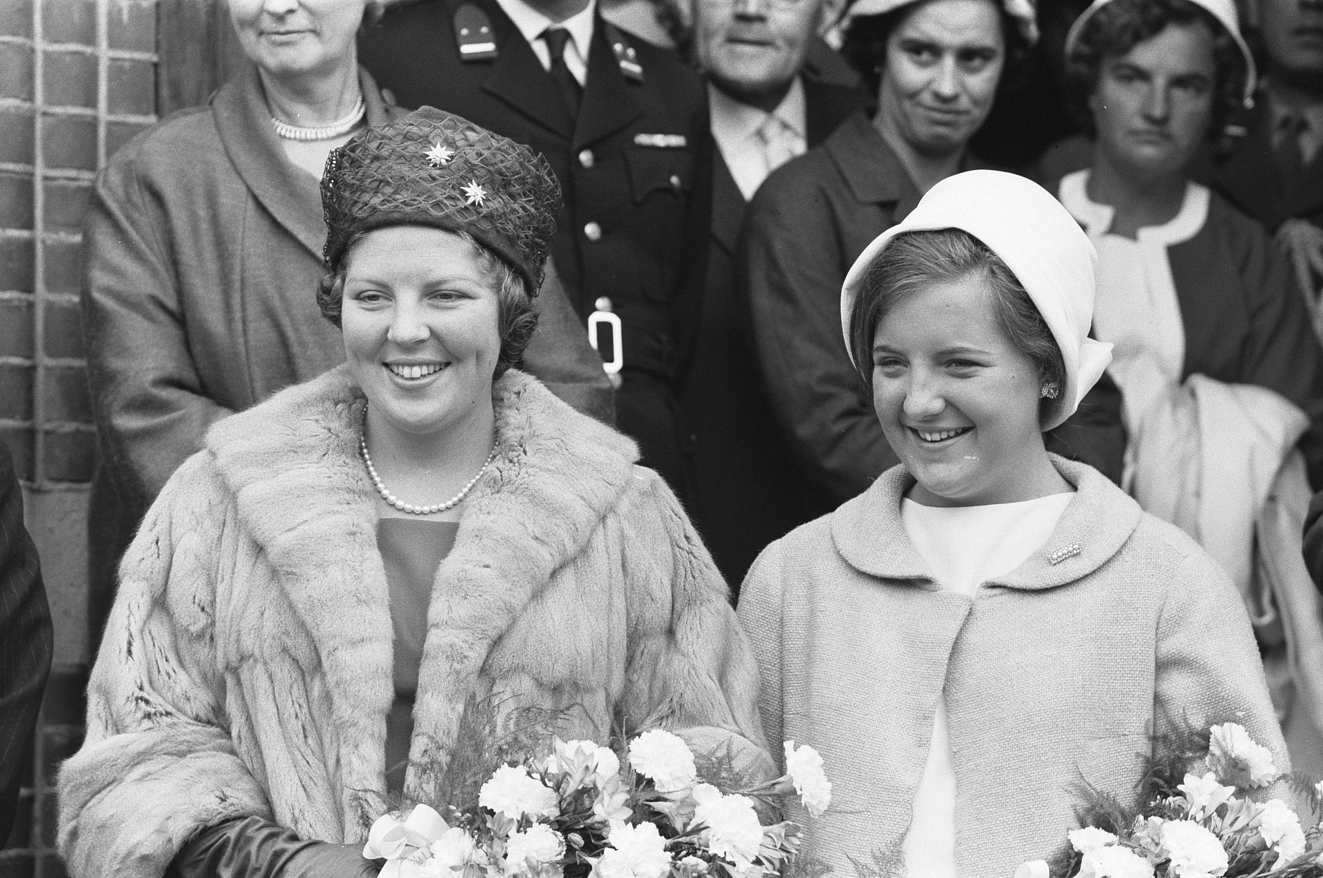 In september 1961 bezoekt Margriet samen met haar grote zus prinses Beatrix het oesterfeest. Dit