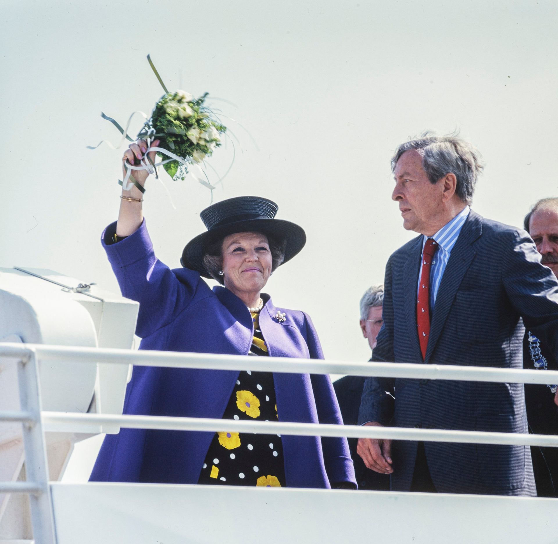 In 1993 vindt Koninginnedag plaats op een Waddeneiland: Vlieland. Ook gaat de familie naar Sneek.