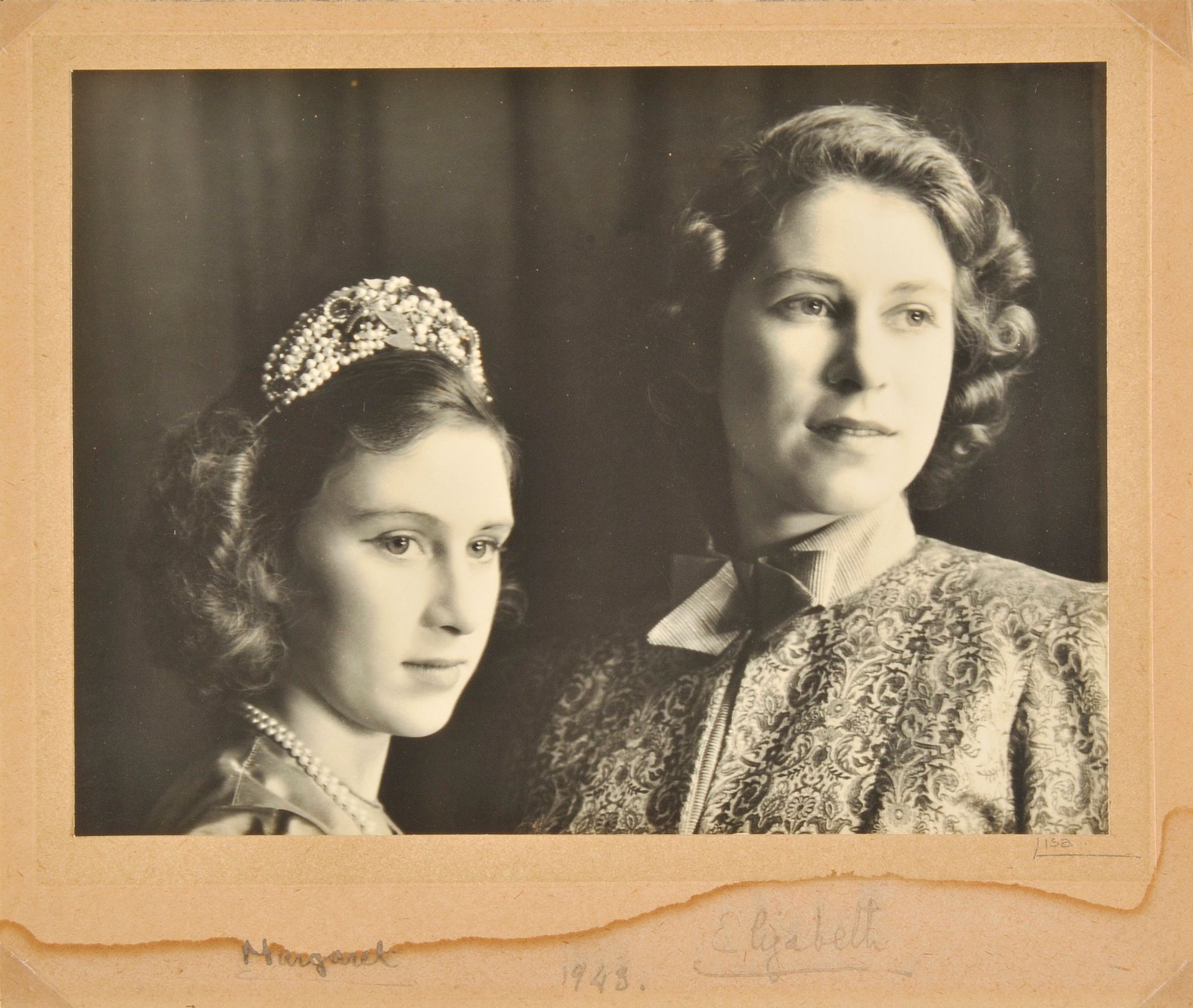 Elizabeth en haar zusje Margaret als tieners, tijdens de uitvoering van Alladin in 1943.