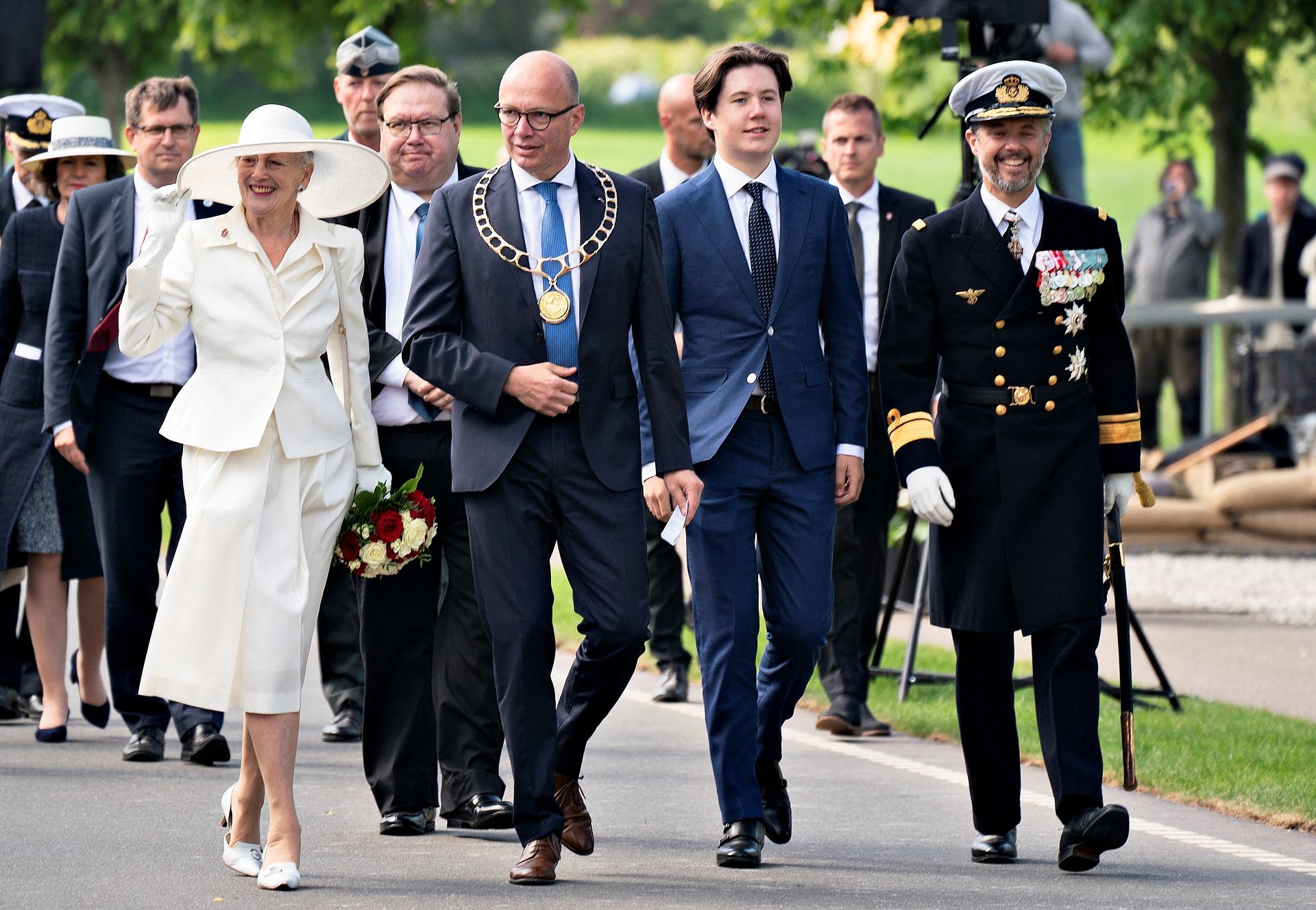 Samen met zijn vader kroonprins Frederik en zijn oma koningin Margrethe ging prins Christian voor