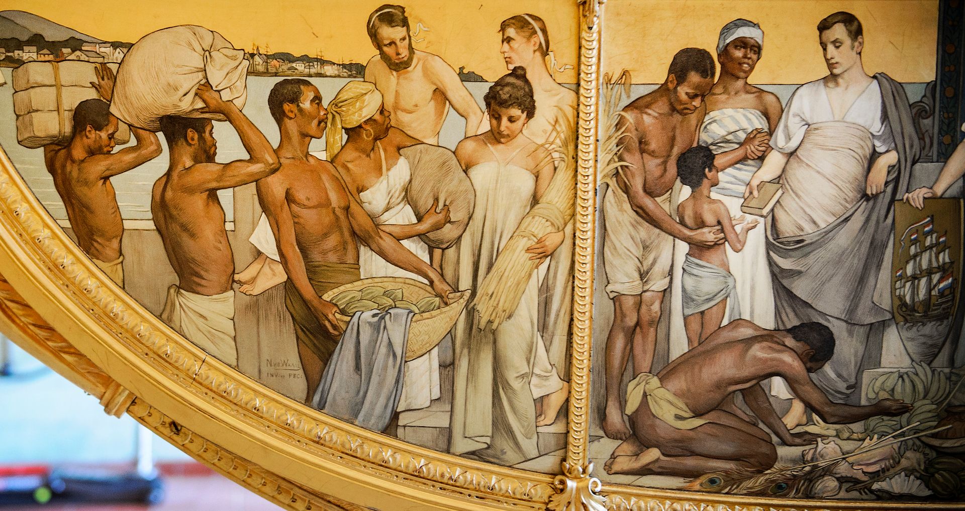 Afbeeldingen van knielende slaven op de zijkant van de Gouden Koets.