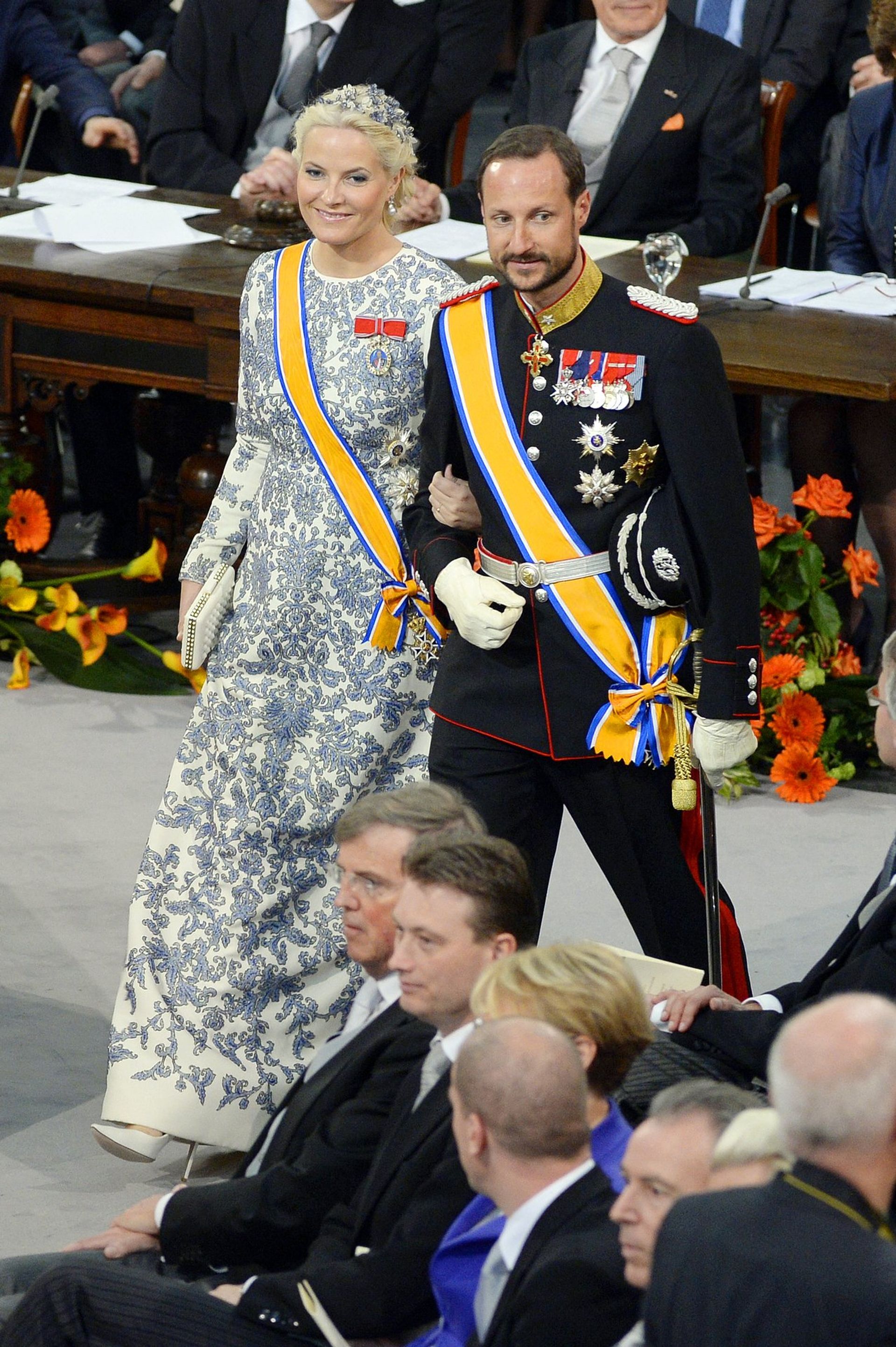Mette-Marit aan de arm van Haakon tijdens de inhuldiging van koning Willem-Alexander.