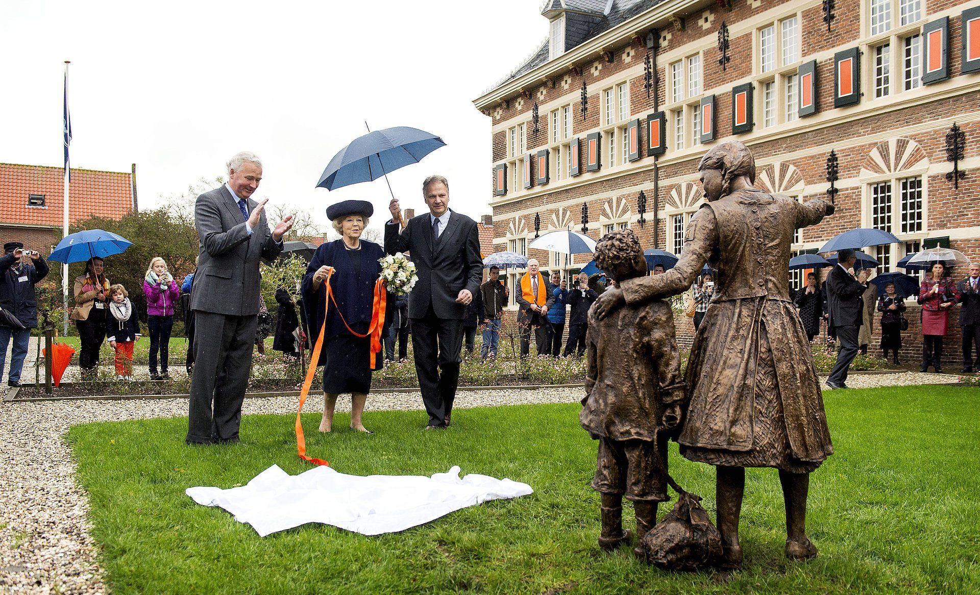 Prinses Beatrix in 2013, bij het 400-jarig bestaan van het Weeshuis in Buren.