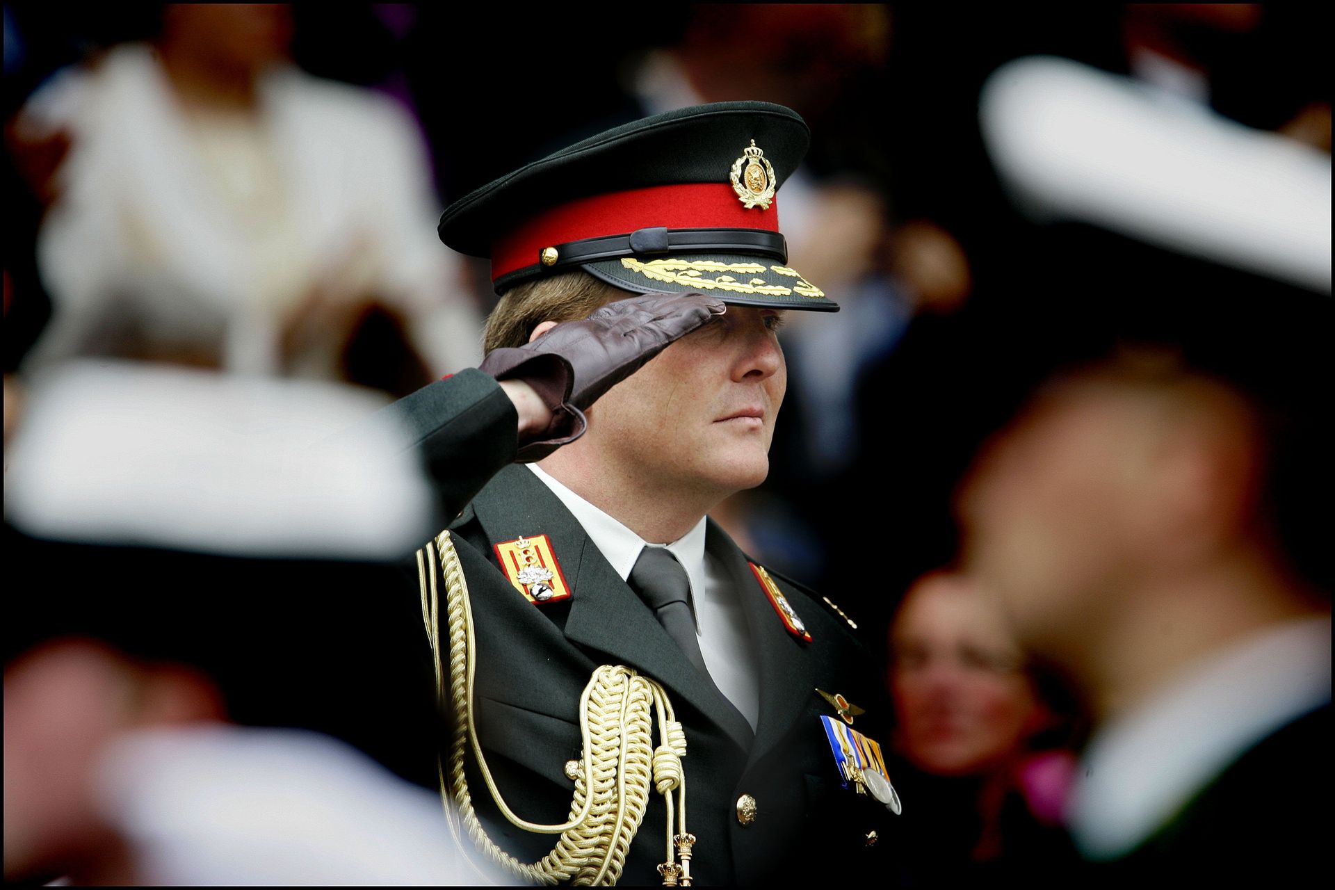 Willem-Alexander neemt het laatste veteranendefilé af in 2005.