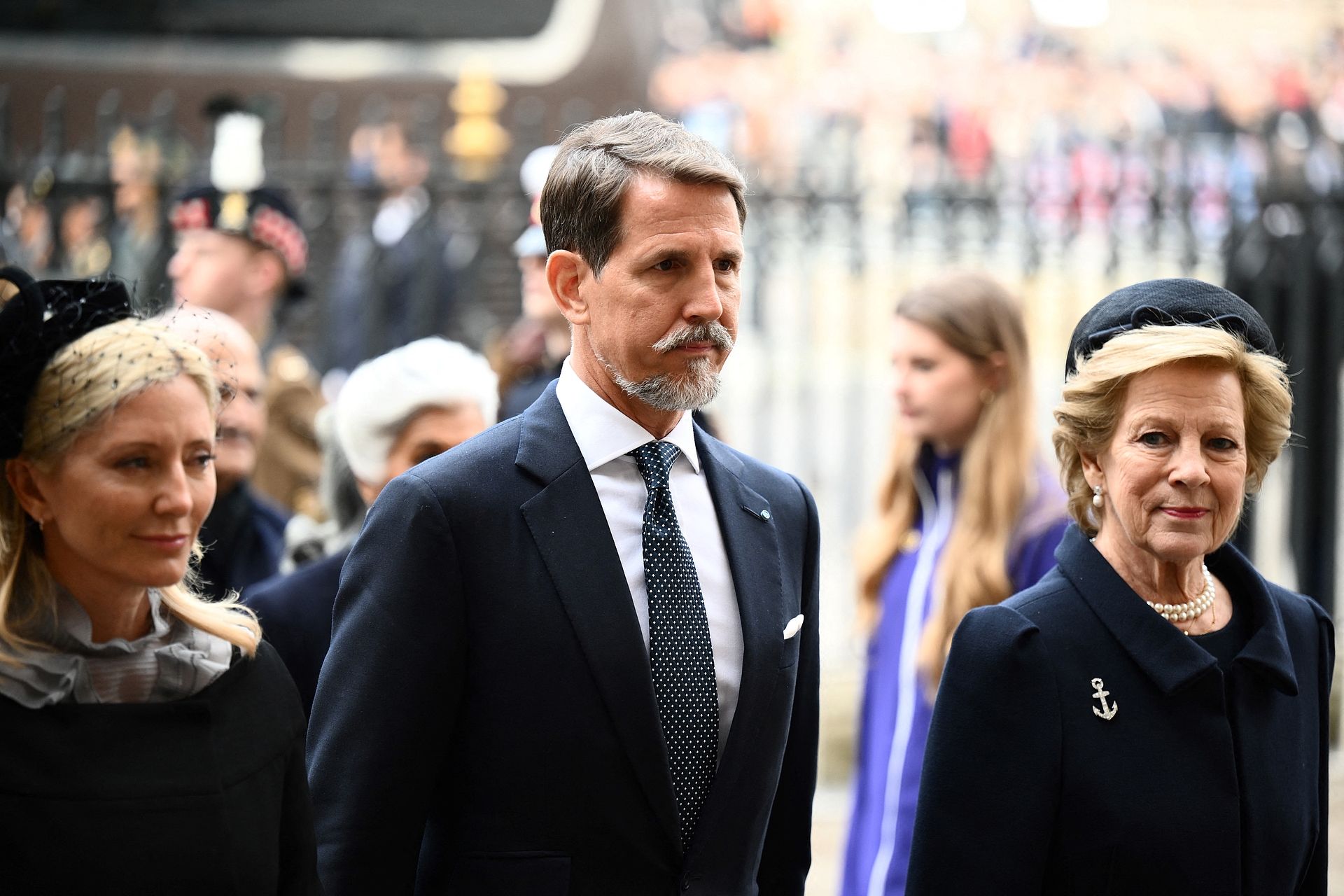 Ook koningin Anne-Marie (r) van Griekenland en haar zoon kroonprins Pavlos en zijn echtgenote