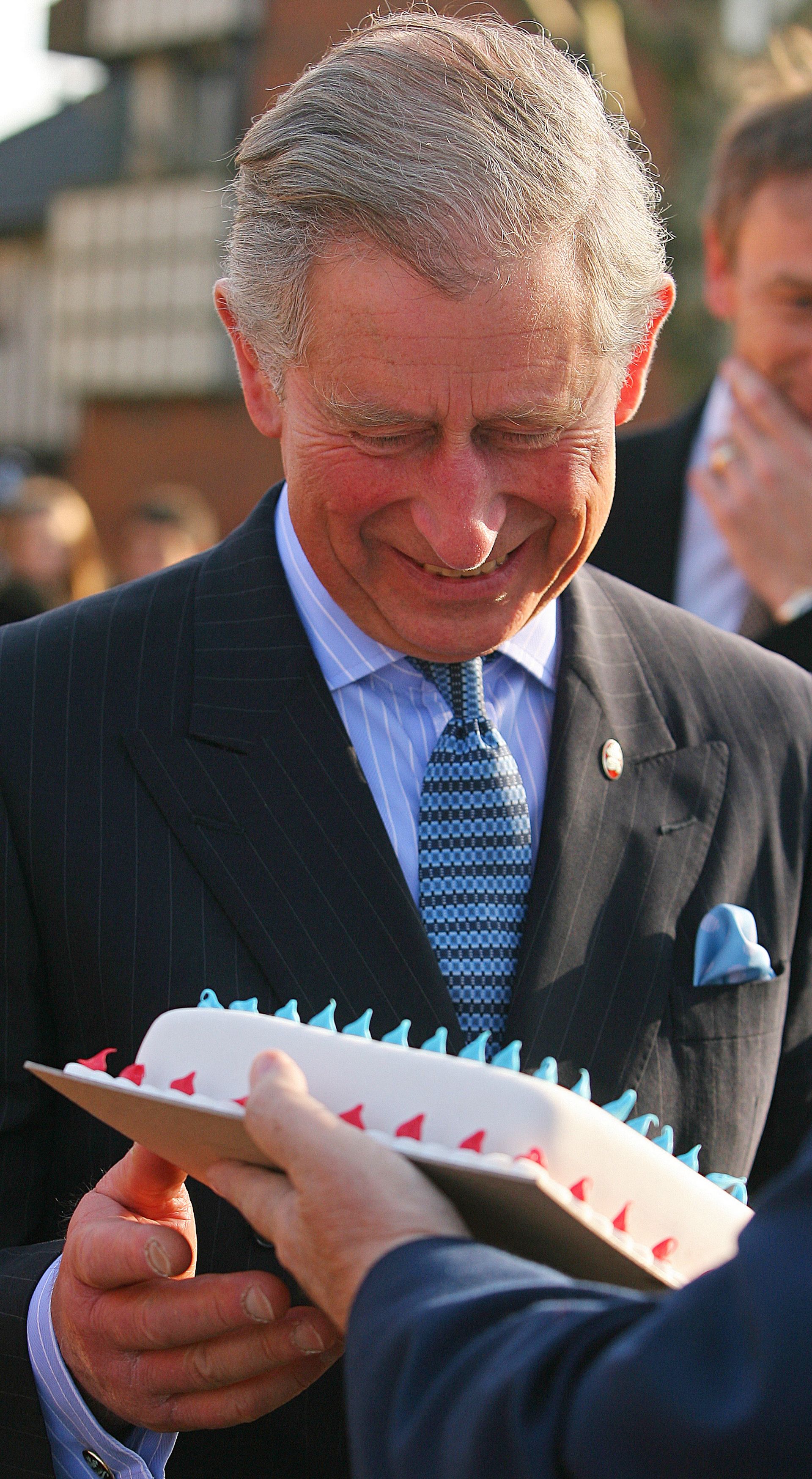 Charles krijgt in 2008 een taart aangeboden door een fan op zijn zestigste verjaardag.