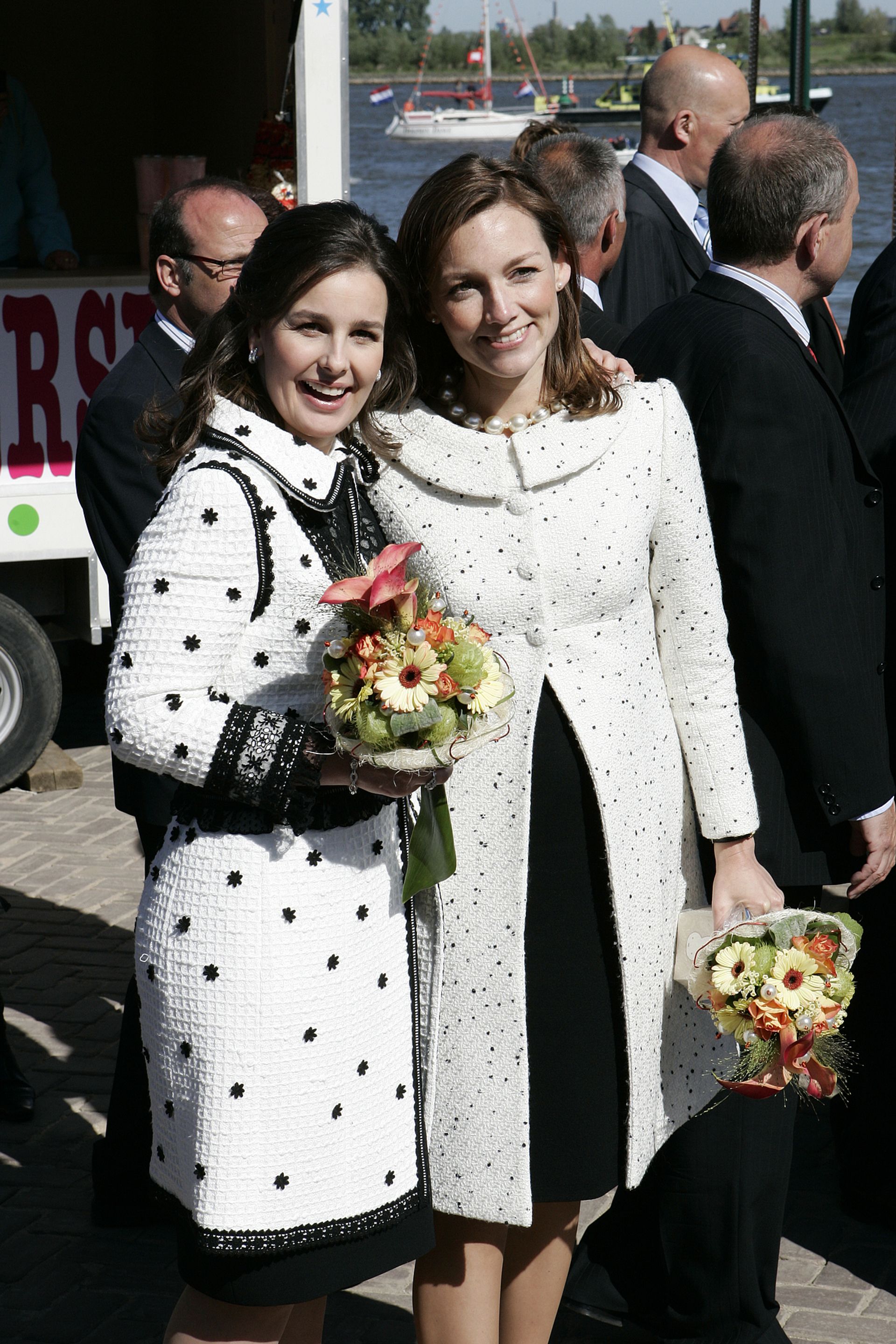 De schoonzussen prinses Aimée en prinses Anita tijdens Koninginnedag 2007 in Woudrichem.