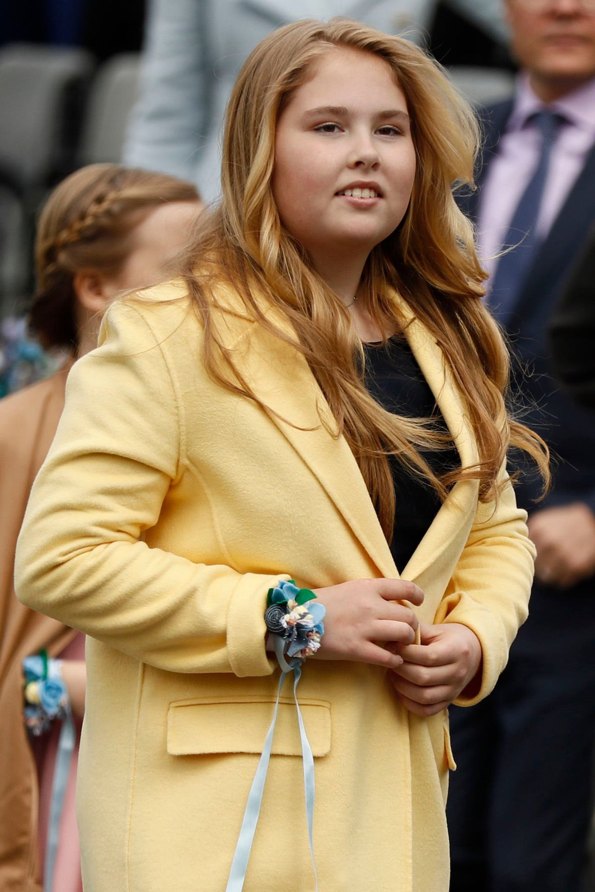 Amalia draagt gele mantel van het merk Zara