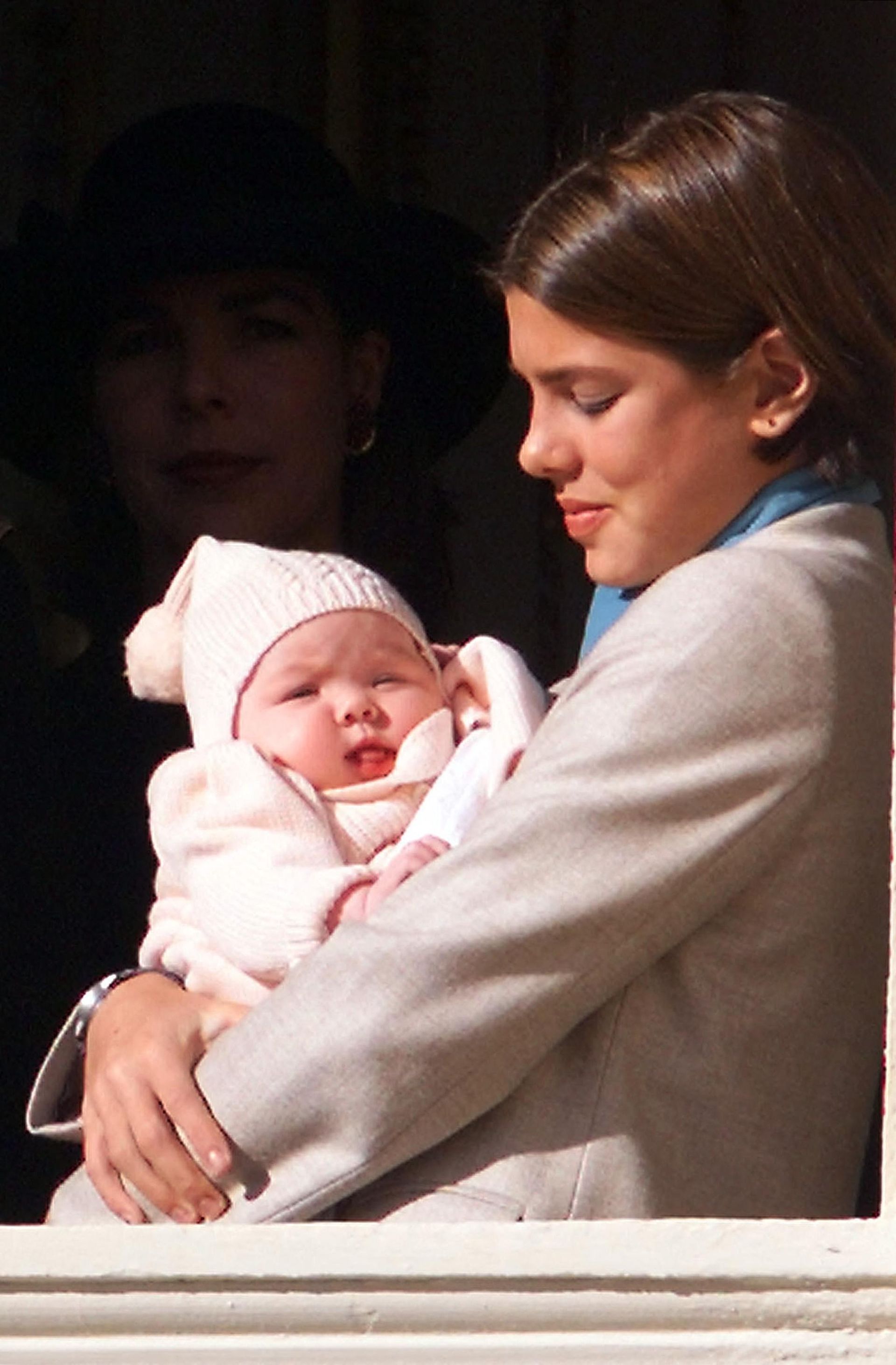 Alexandra in de armen van haar halfzus Charlotte Casiraghi, 19 november 1999.