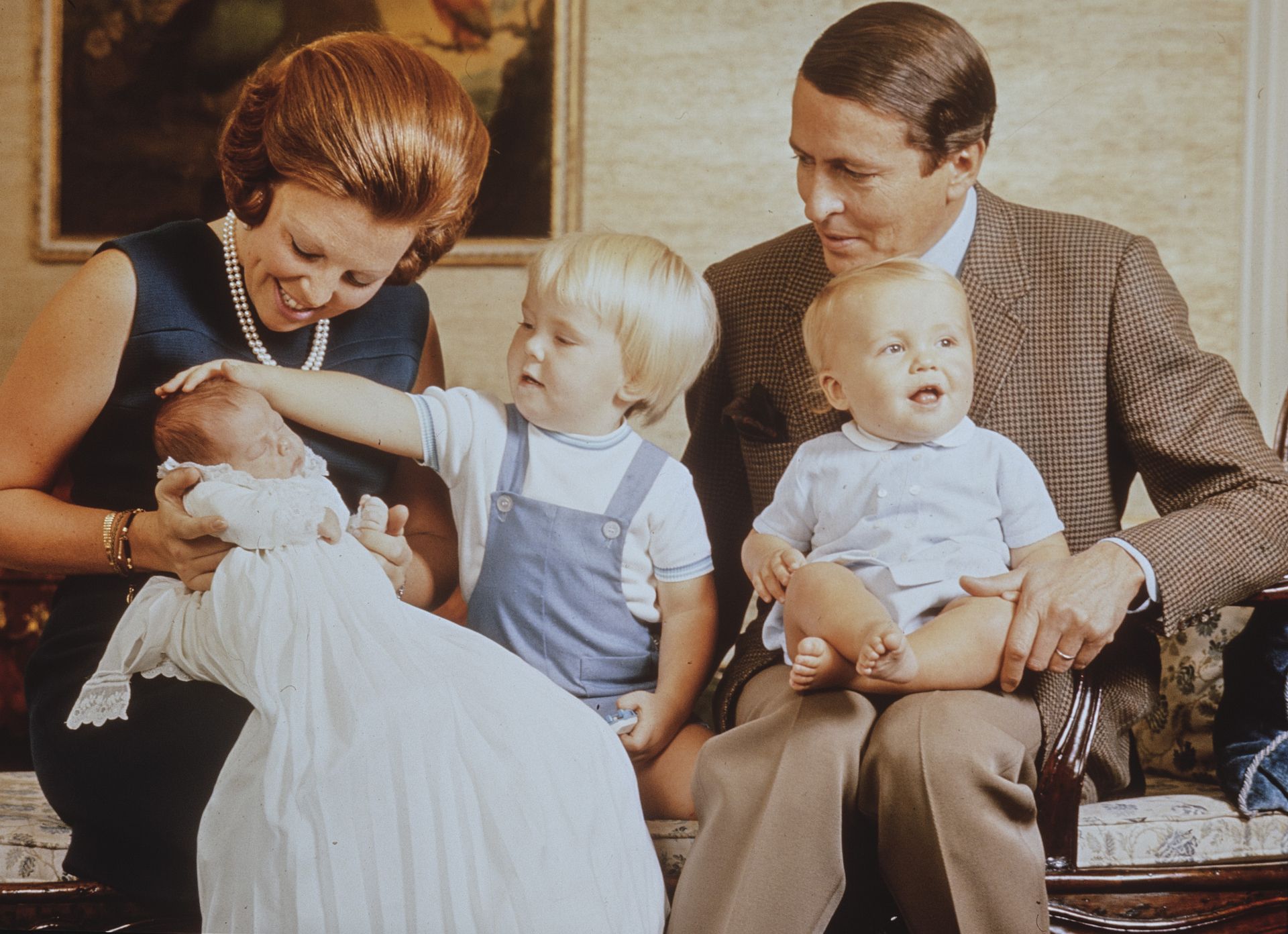Een trotse vader en moeder met hun drie zoons, 1969.