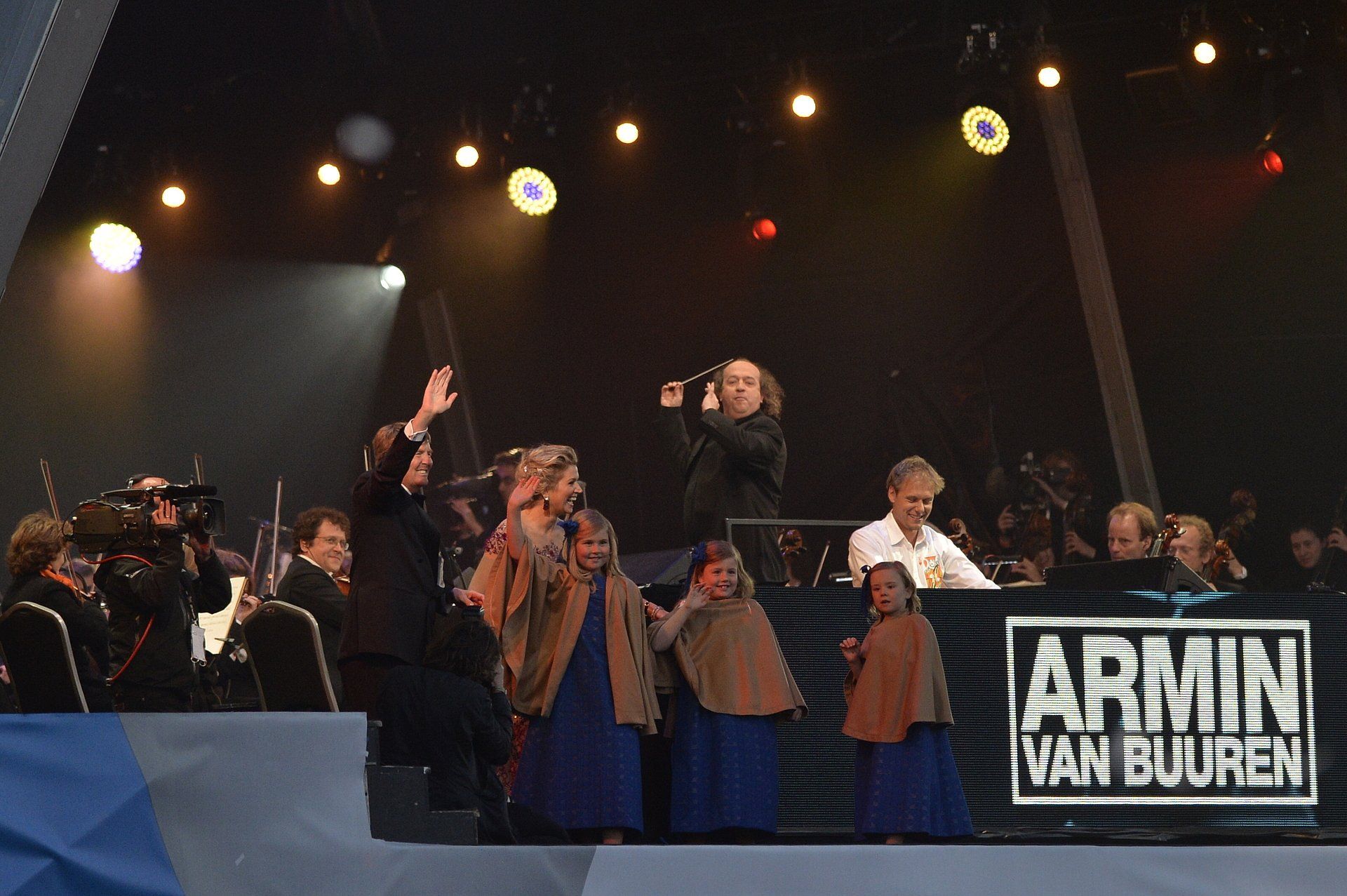Het koninklijk gezin op het podium van Armin van Buuren tijdens de Koningsvaart.