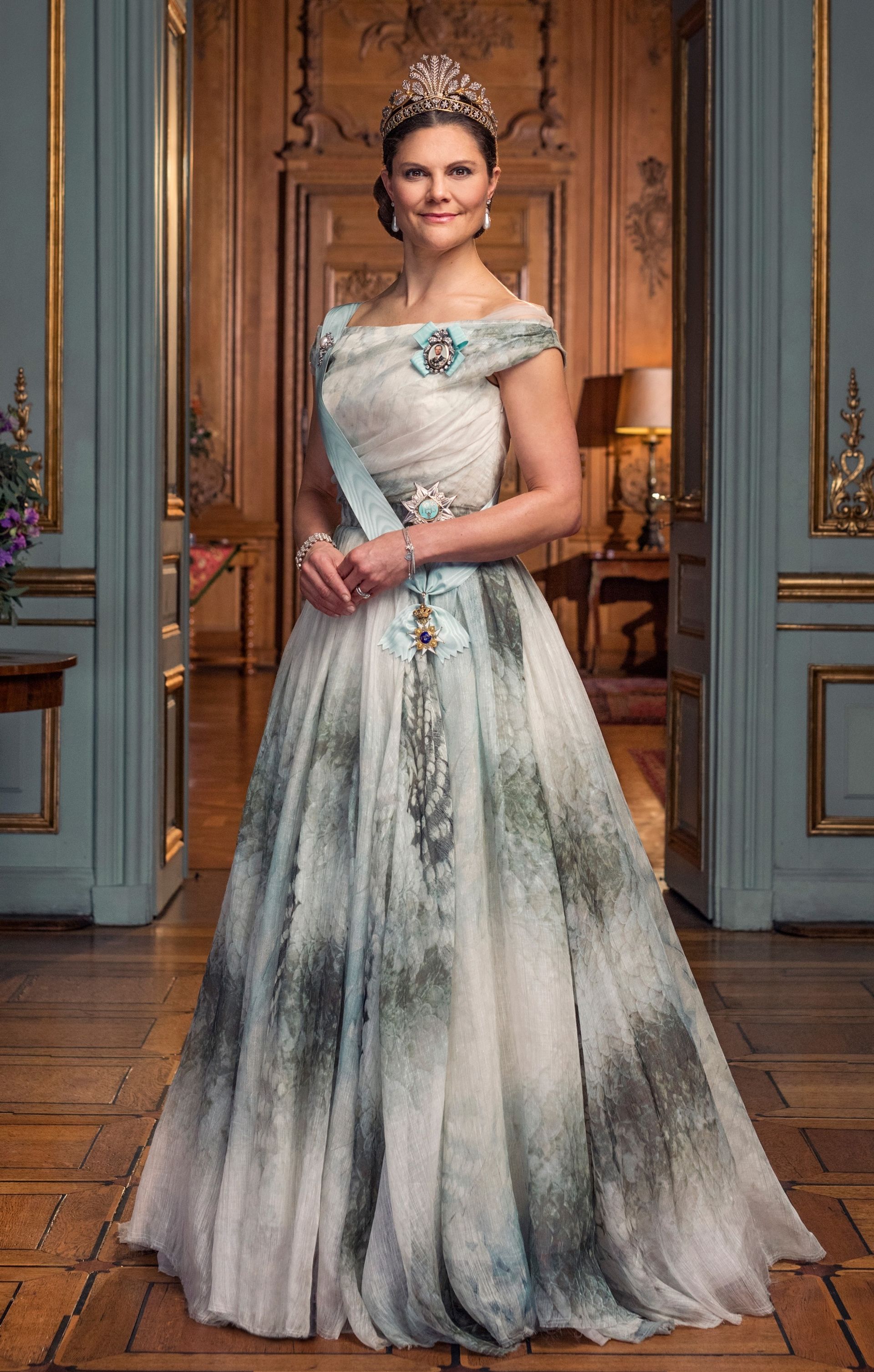 Kroonprinses_Victoria_galajurk_officieel_portret