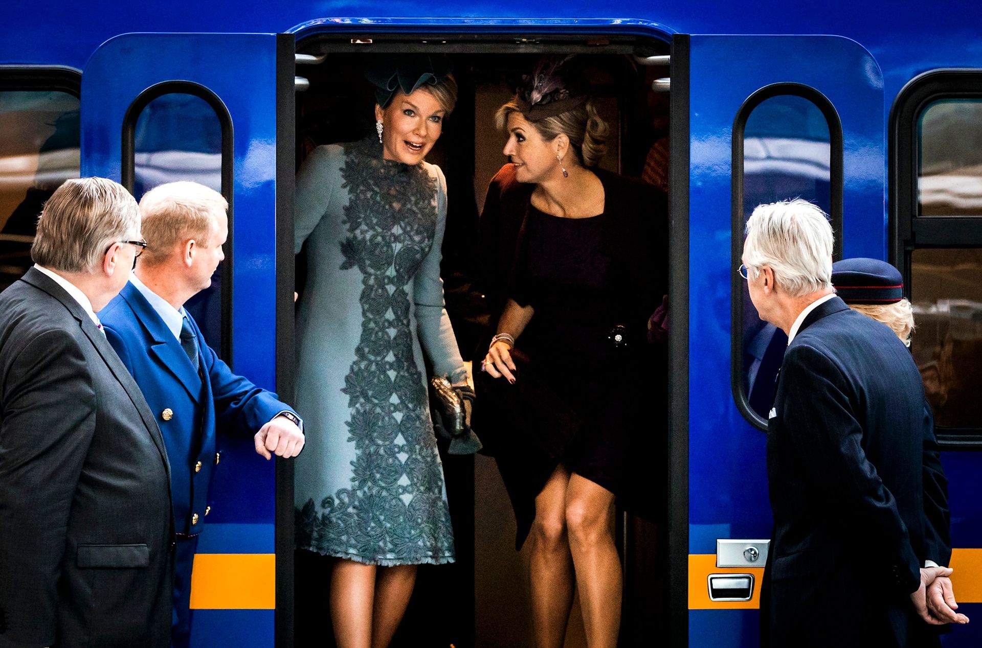 2016: Máxima neemt koningin Mathilde mee met de trein.