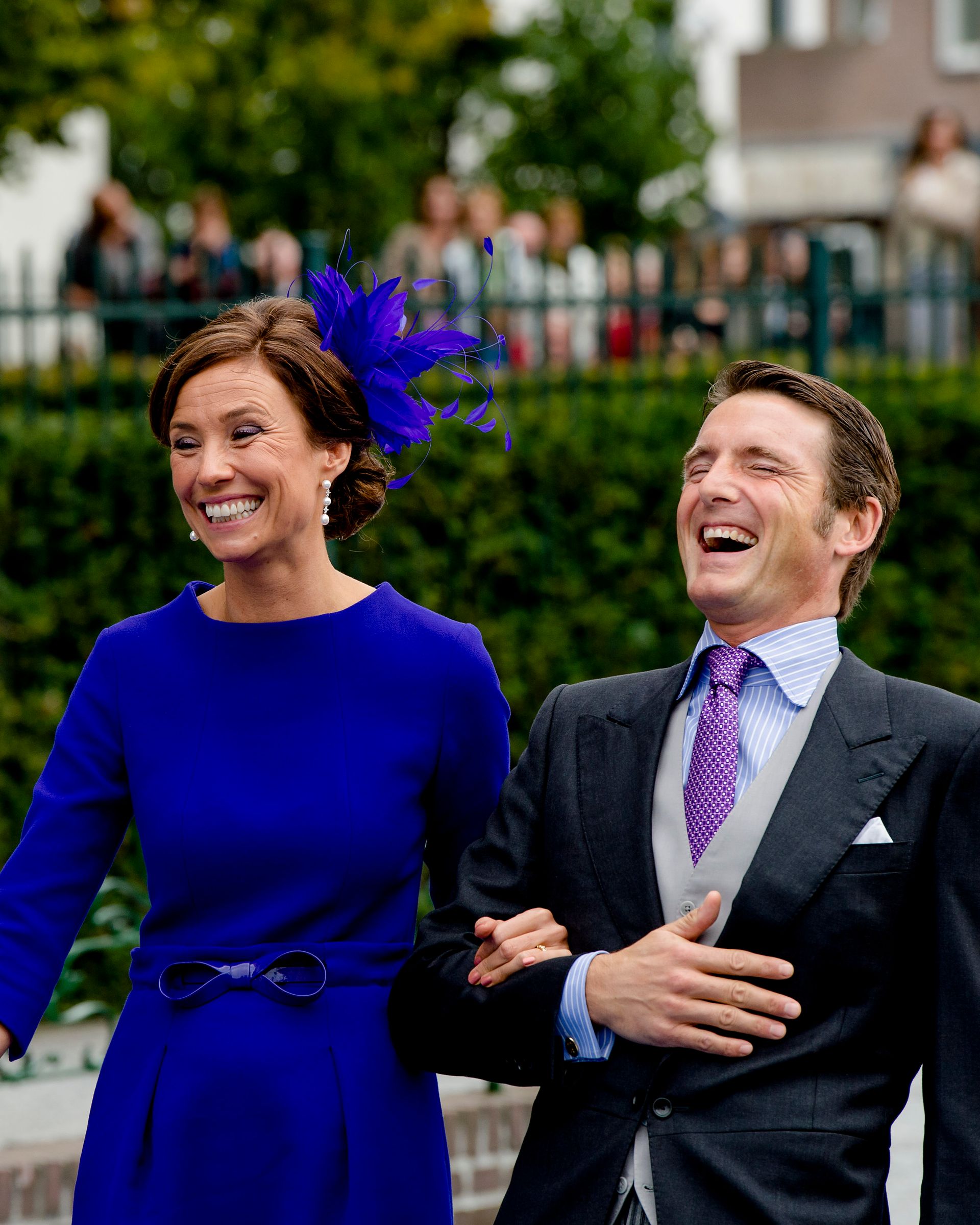 De sfeer zit er goed in op de huwelijksdag van neef prins Jaime, 5 oktober 2013.