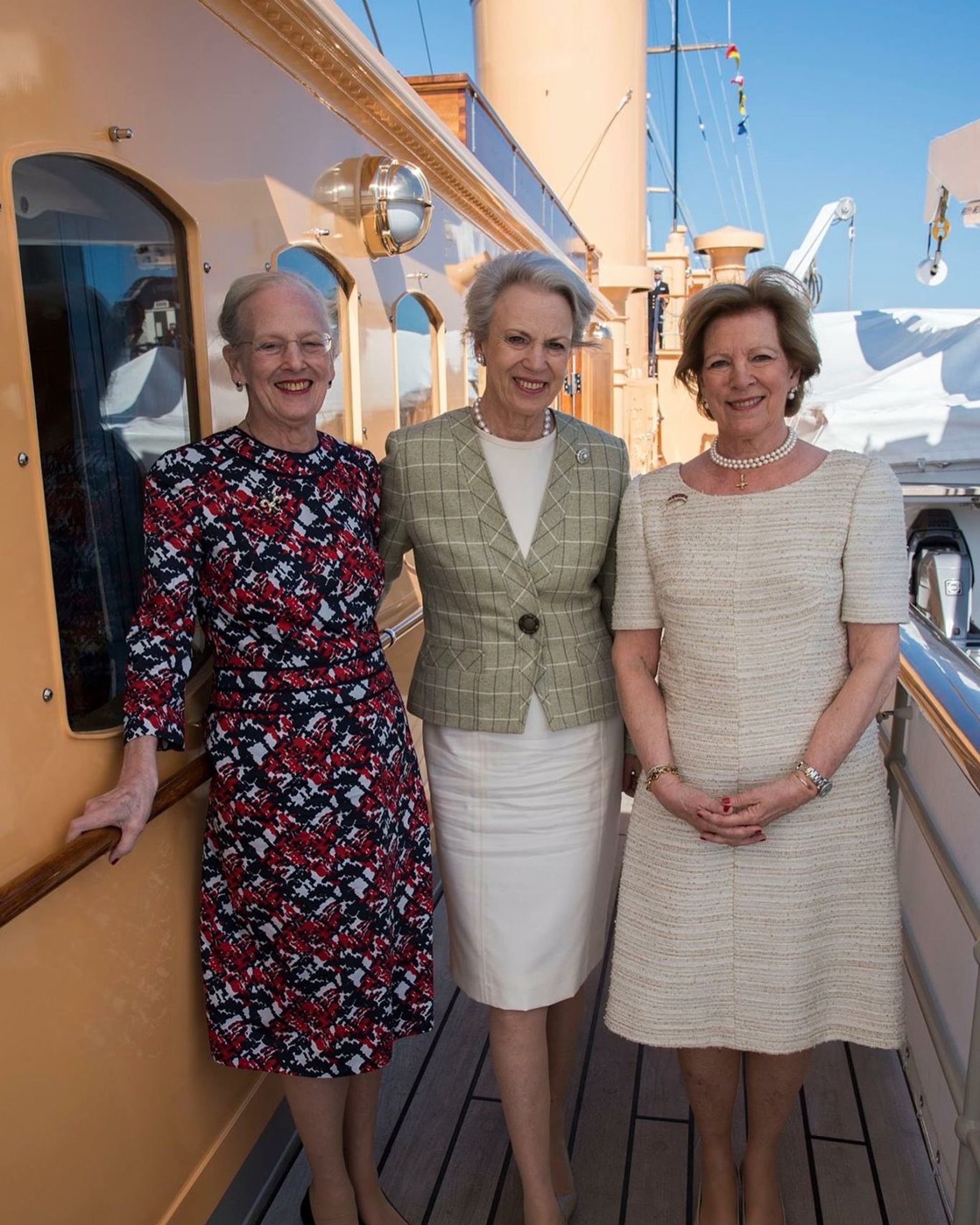 De drie zussen aan boord van het koninklijke schip Dannebrog in de zomer van 2018.