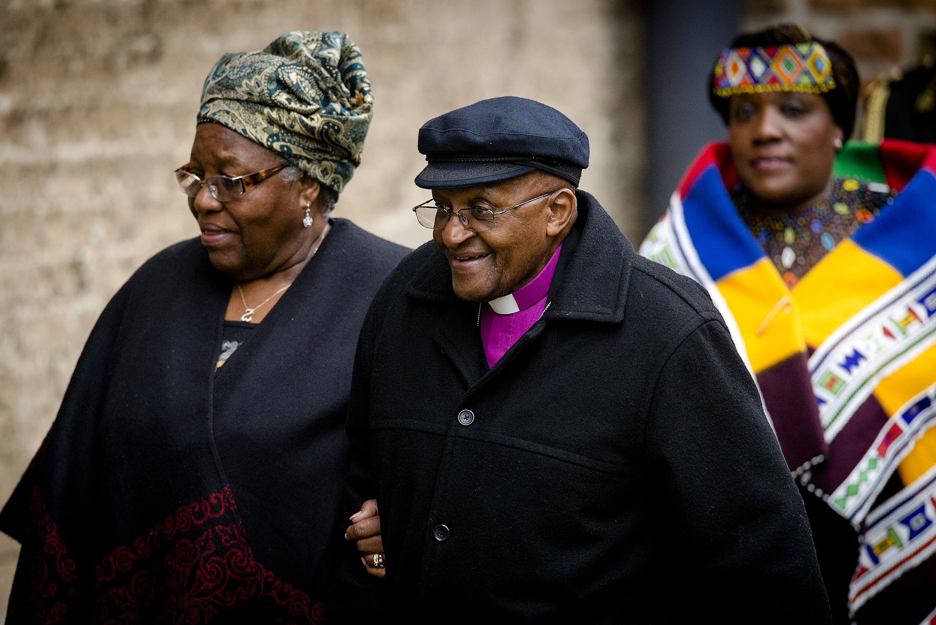 Desmond Tutu en zijn vrouw Nomalizo komen aan bij de Oude Kerk in Delft voor de herdenkingsdienst