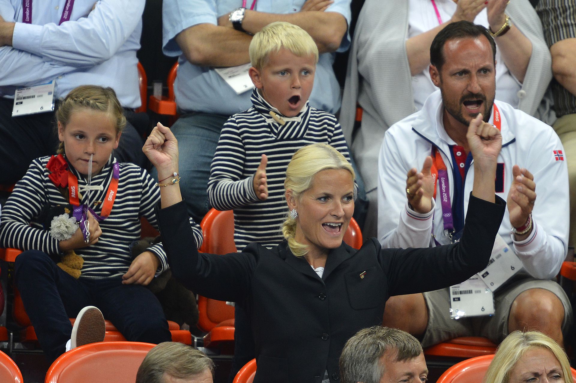 Geeuw... De Noorse koninklijke familie woont de gouden medaille-wedstrijd handbal voor vrouwen bij