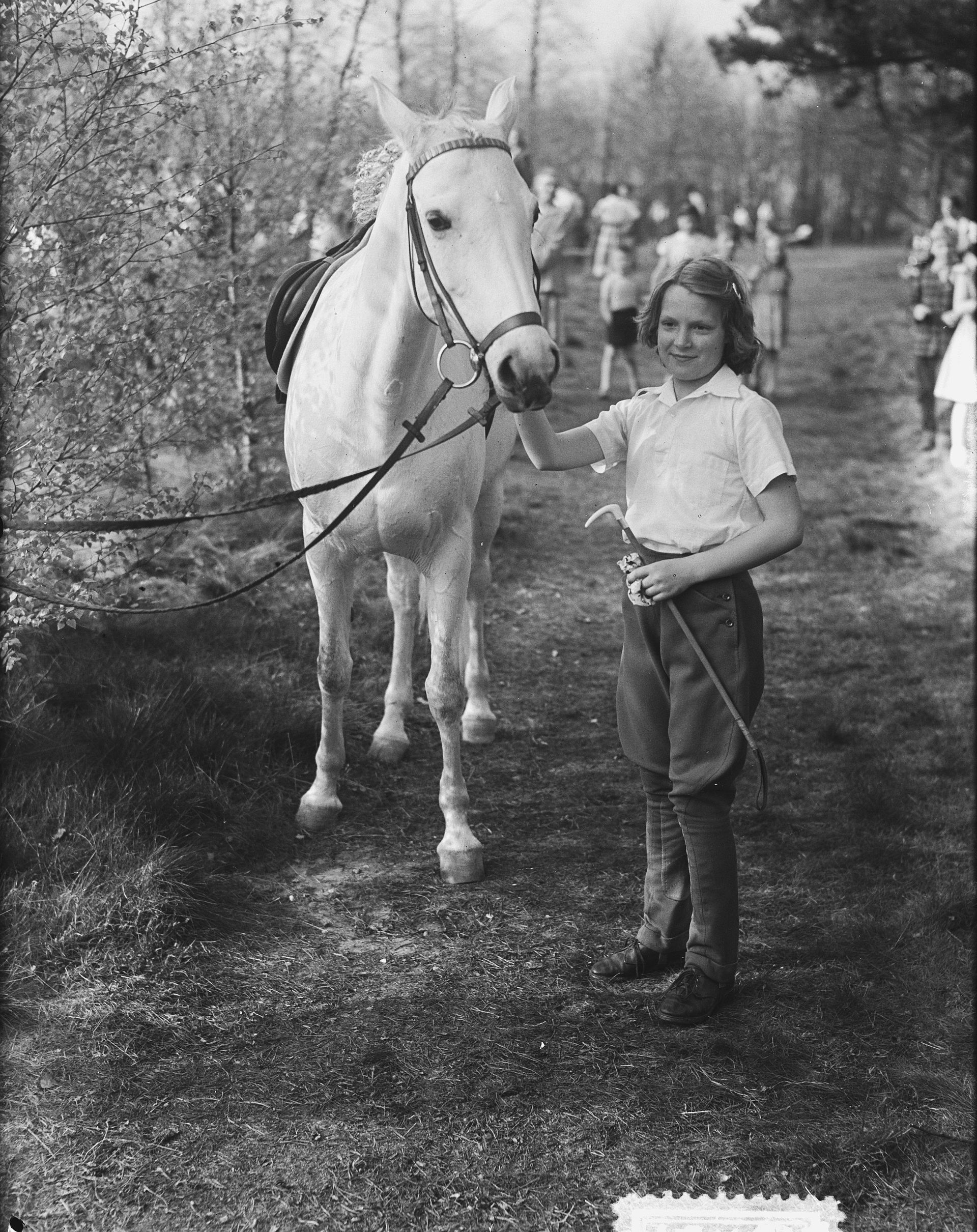 Een twaalfjarige Irene op de Grebbeberg in Rhenen. Hier neemt ze deel aan de ruiterwedstrijden van